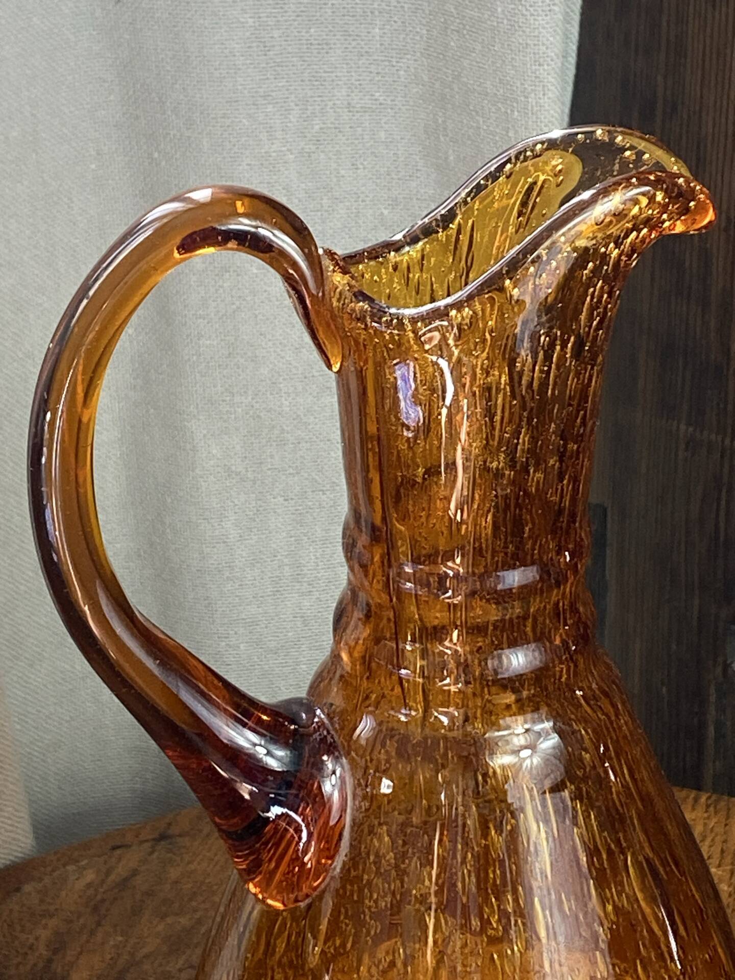 Grand pichet en verre bullé ambré 