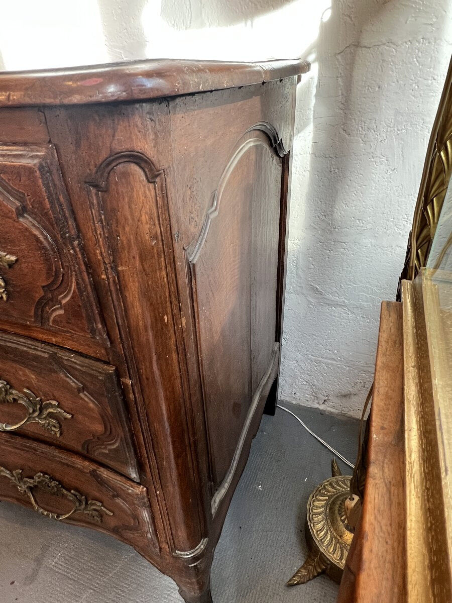 Important Parisian chest of drawers in walnut dating from the 18th century, opening with 5 drawers.