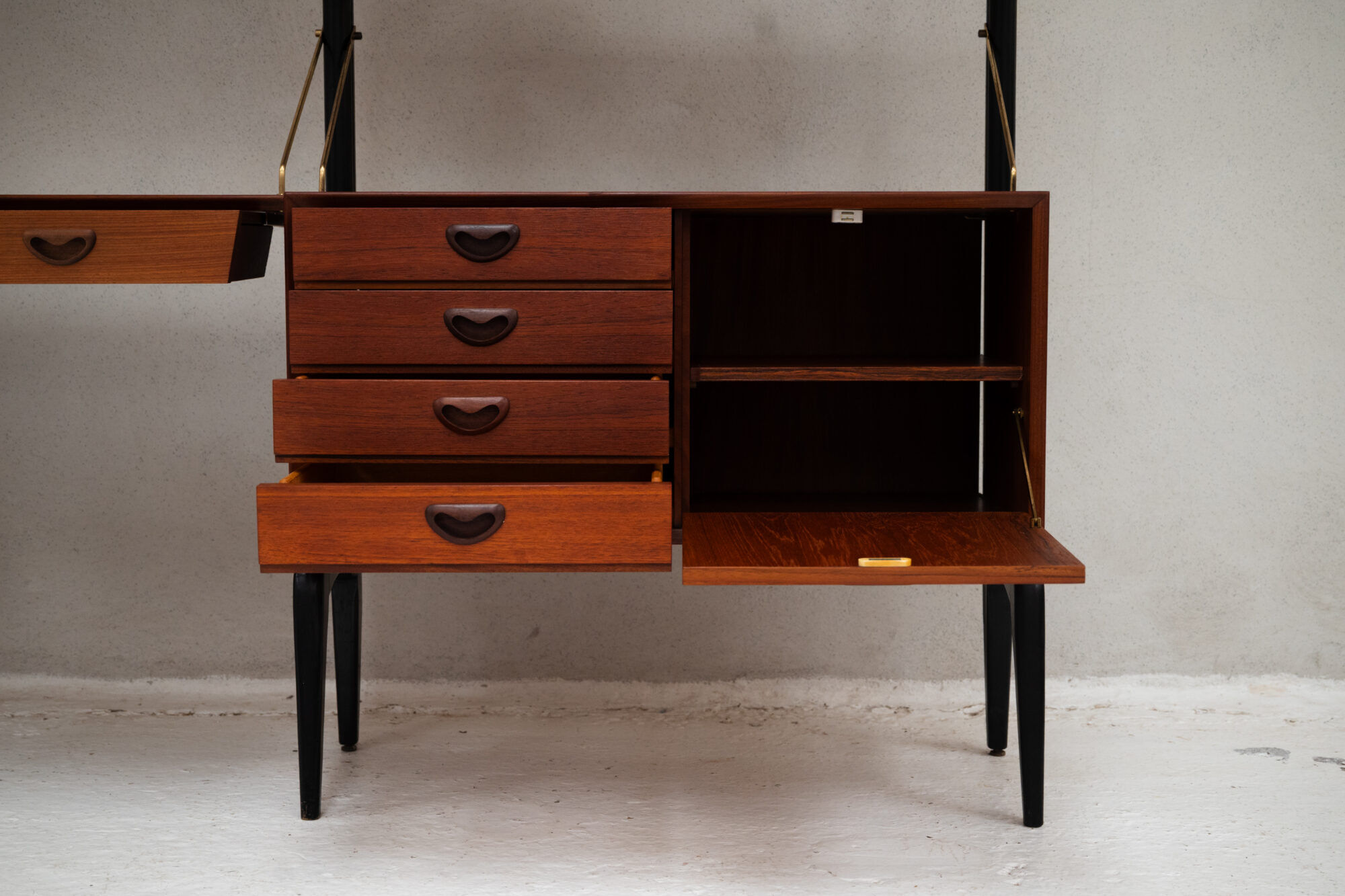 Etagère sur pieds 3-baies par Louis Van Teeffelen