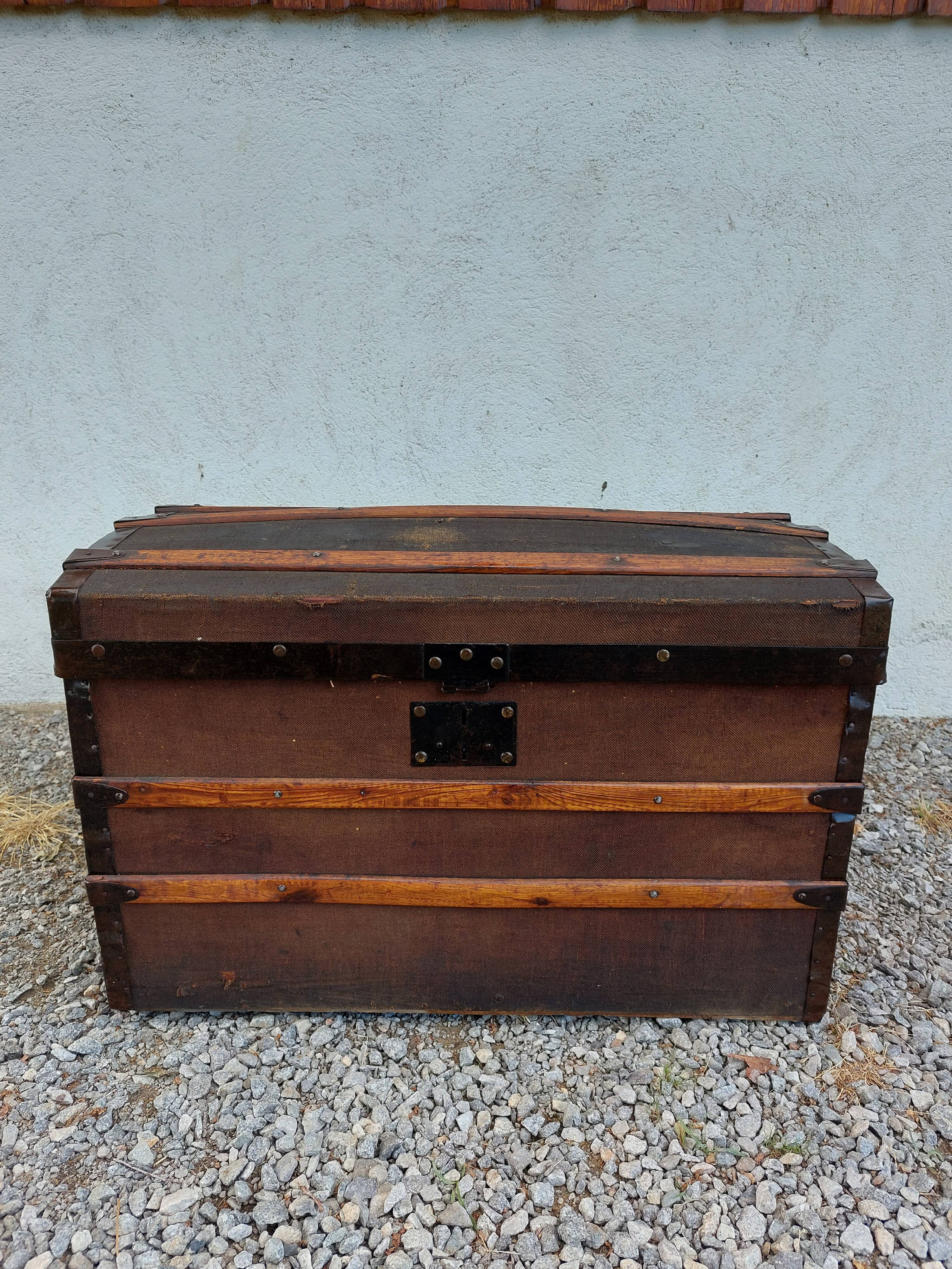 Storage trunk, trunk