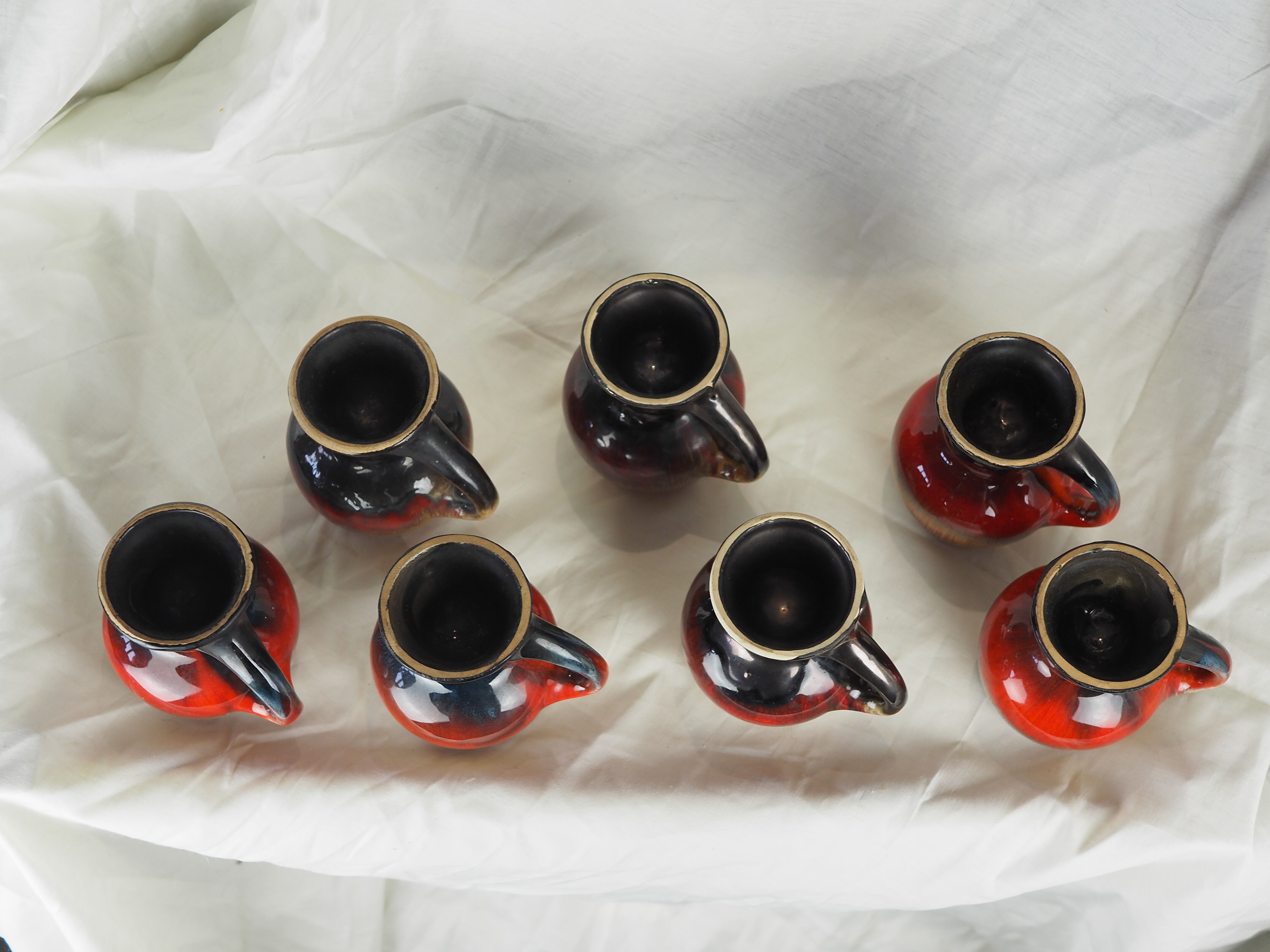 Seven large brown, black and red volcanic free-form mugs - Vallauris, Fat lava - 60s / 70s