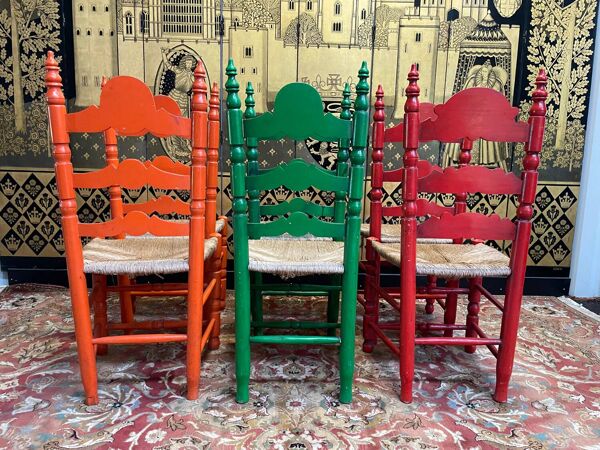 Suite de 6 chaises rustiques paillées et peintes