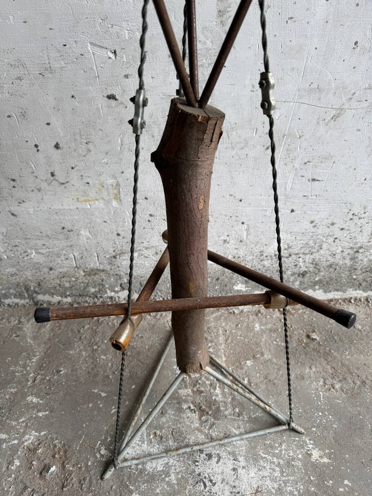 Table d'appoint sculpturale en métal rouillé et bois au design néerlandais, accent industriel en brun rustique.