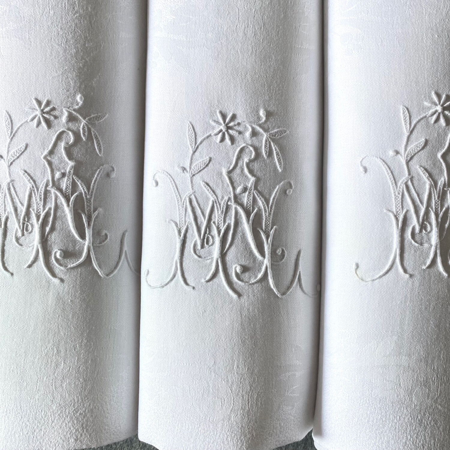 Service of 12 towels