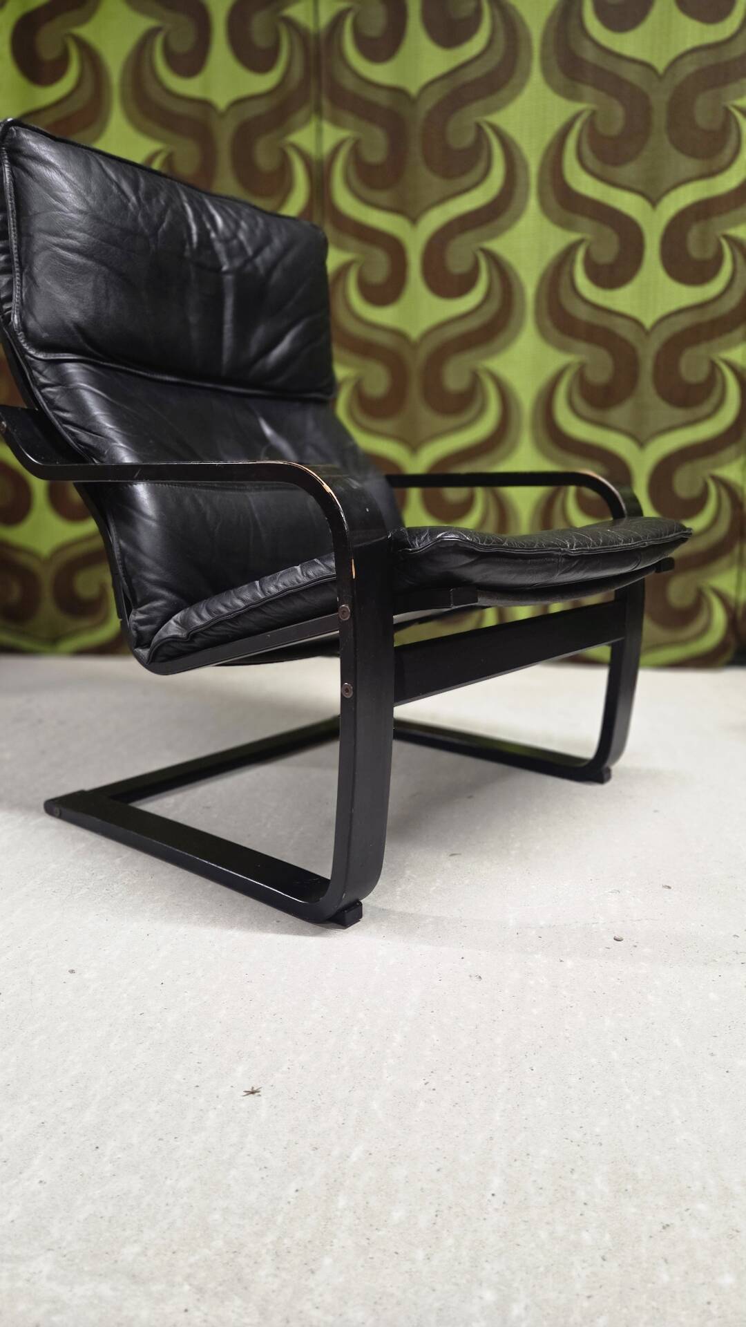Fauteuil vintage IKEA années 1980 Cuir noir & ottoman