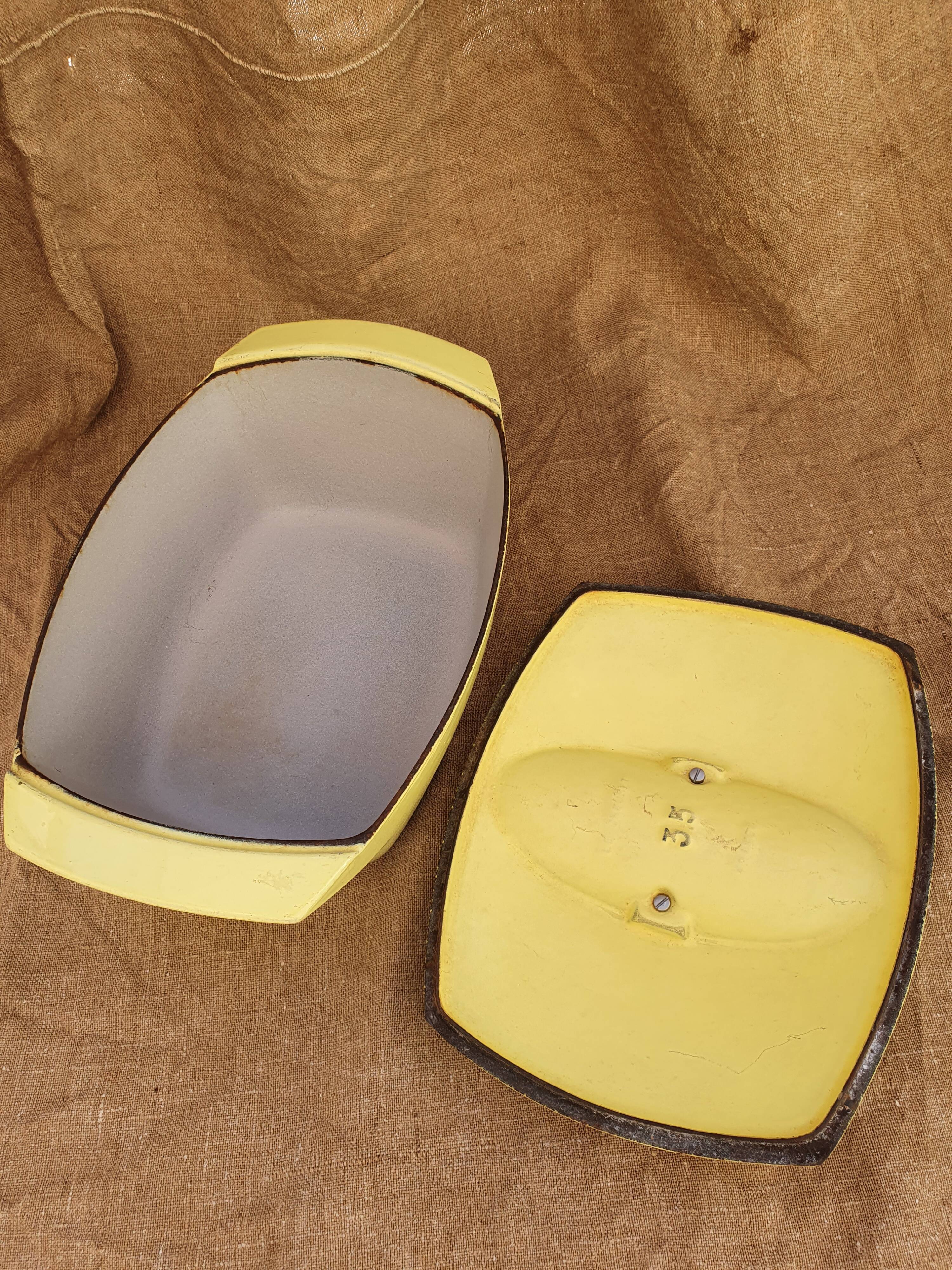 Enamelled cast iron cocotte designed by Raymond Loewy