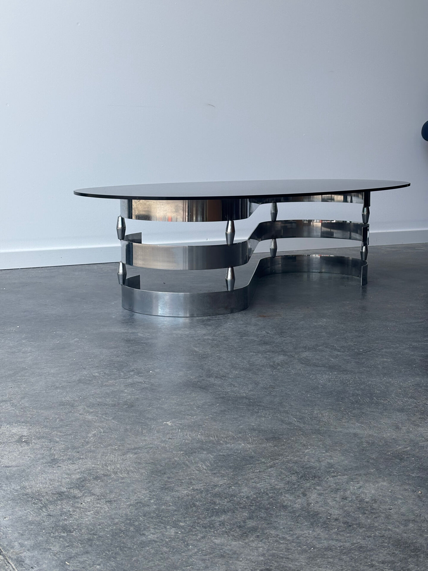 Table basse design en verre fumé et chrome 1970