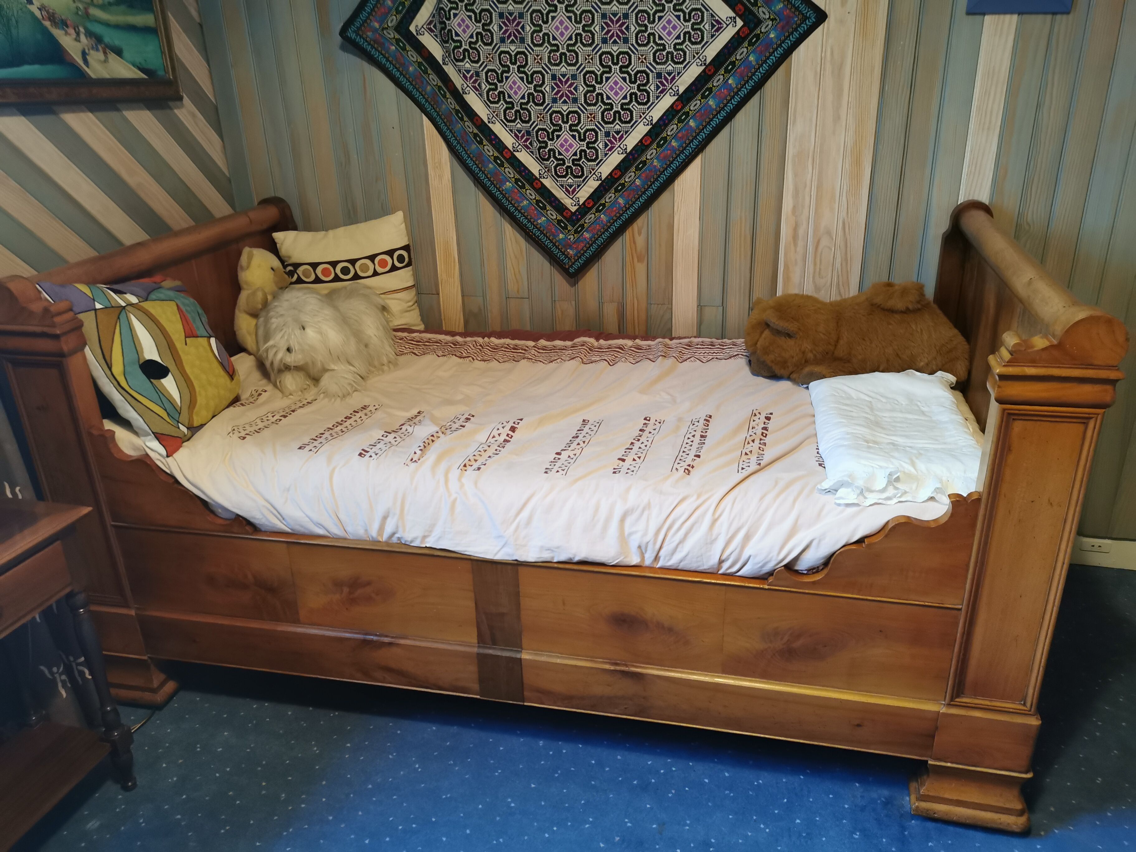 Louis Philippe corner bed