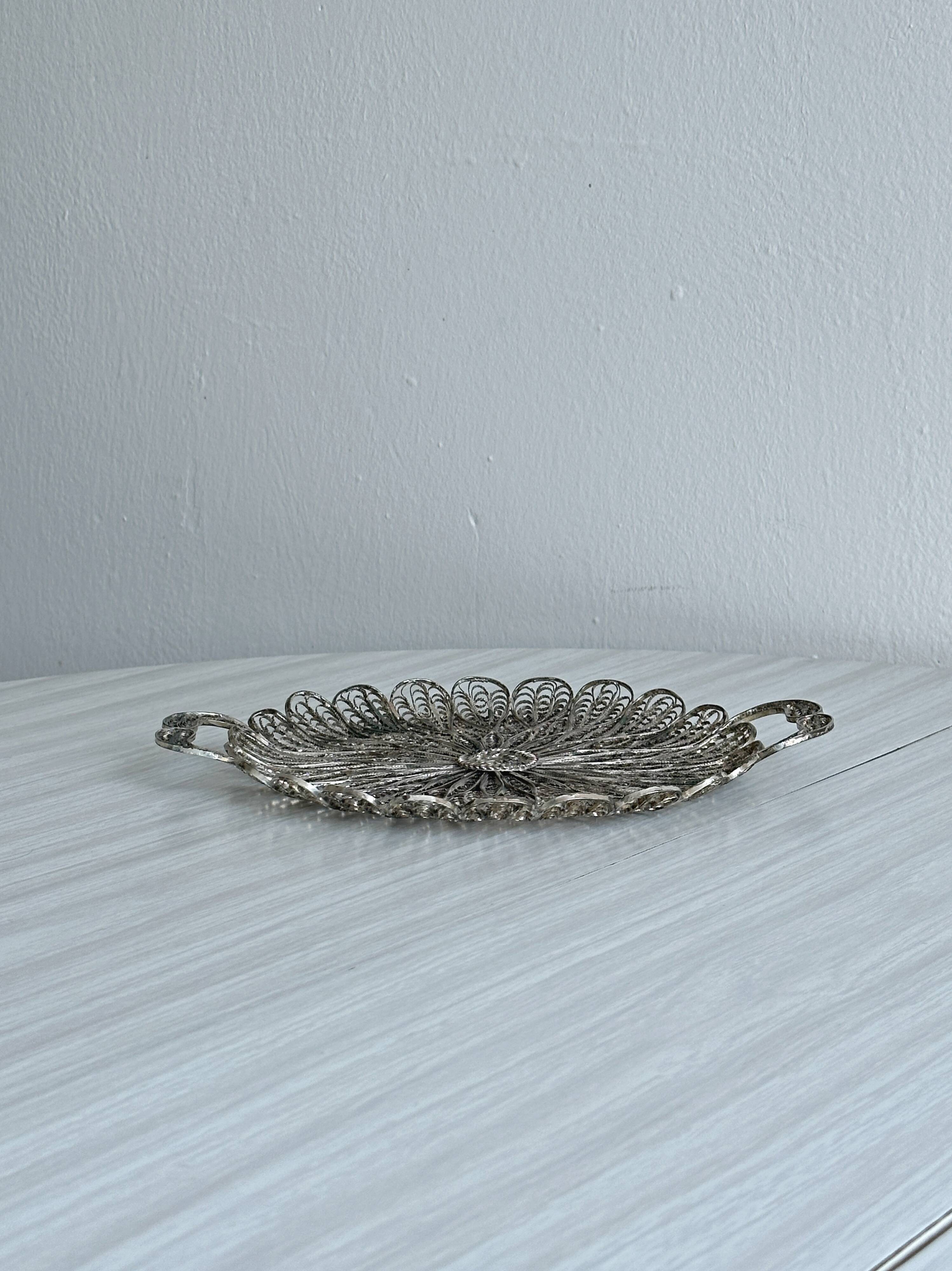 Filigree plateau in silver-plated openwork metal