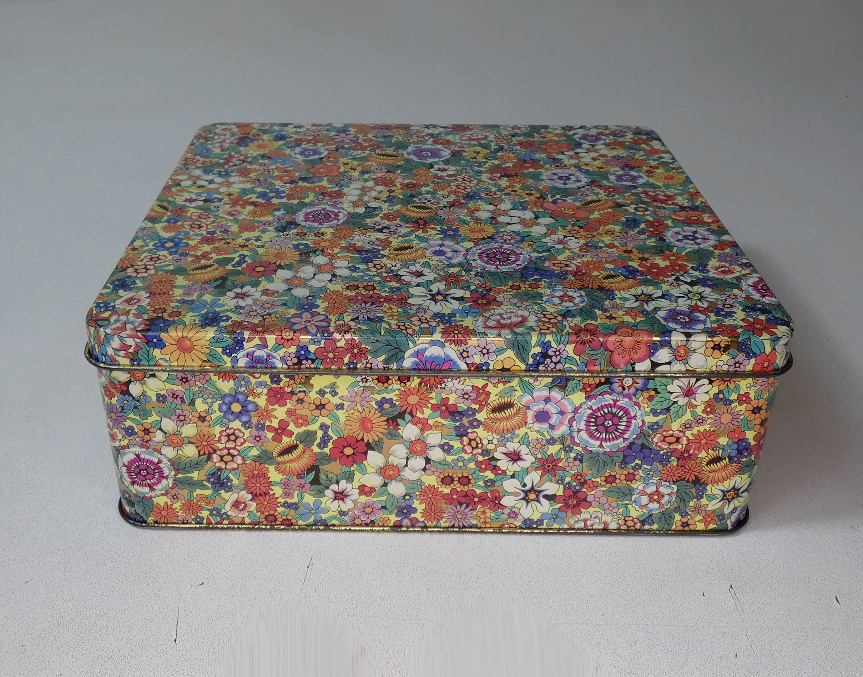 Metal box flowers vintage gold