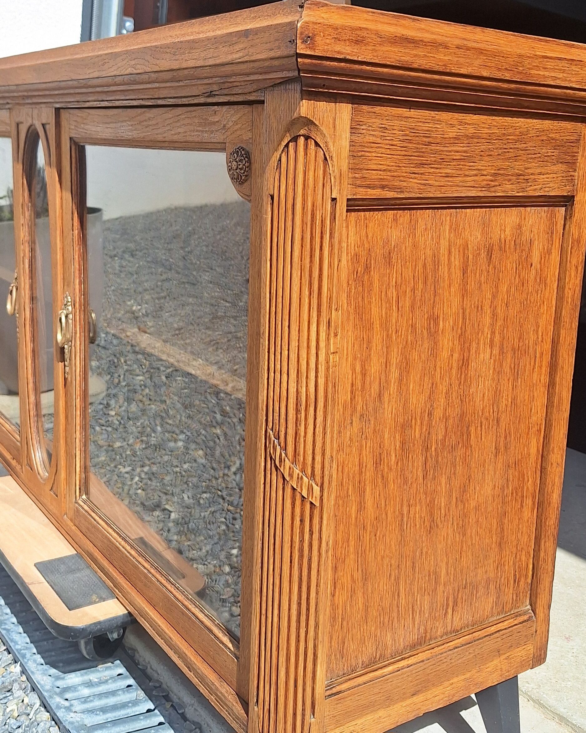 Low display cabinet