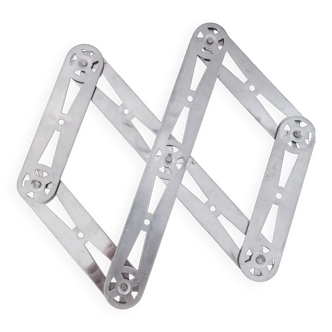 Folding extendable accordion trivet