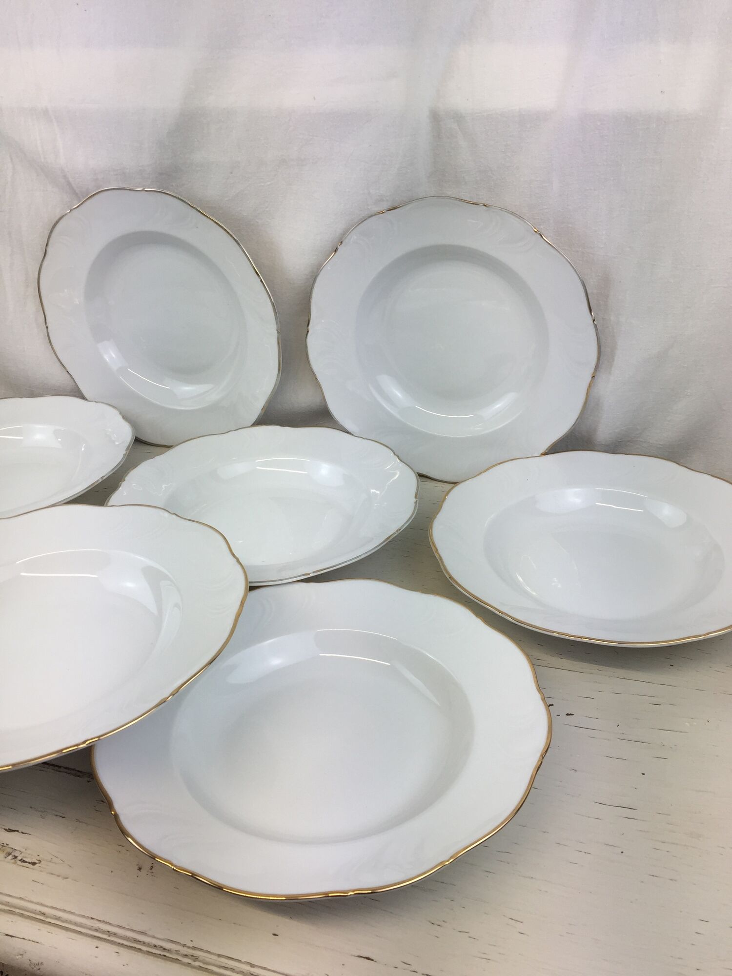 Hollow porcelain plates of pure white and gold