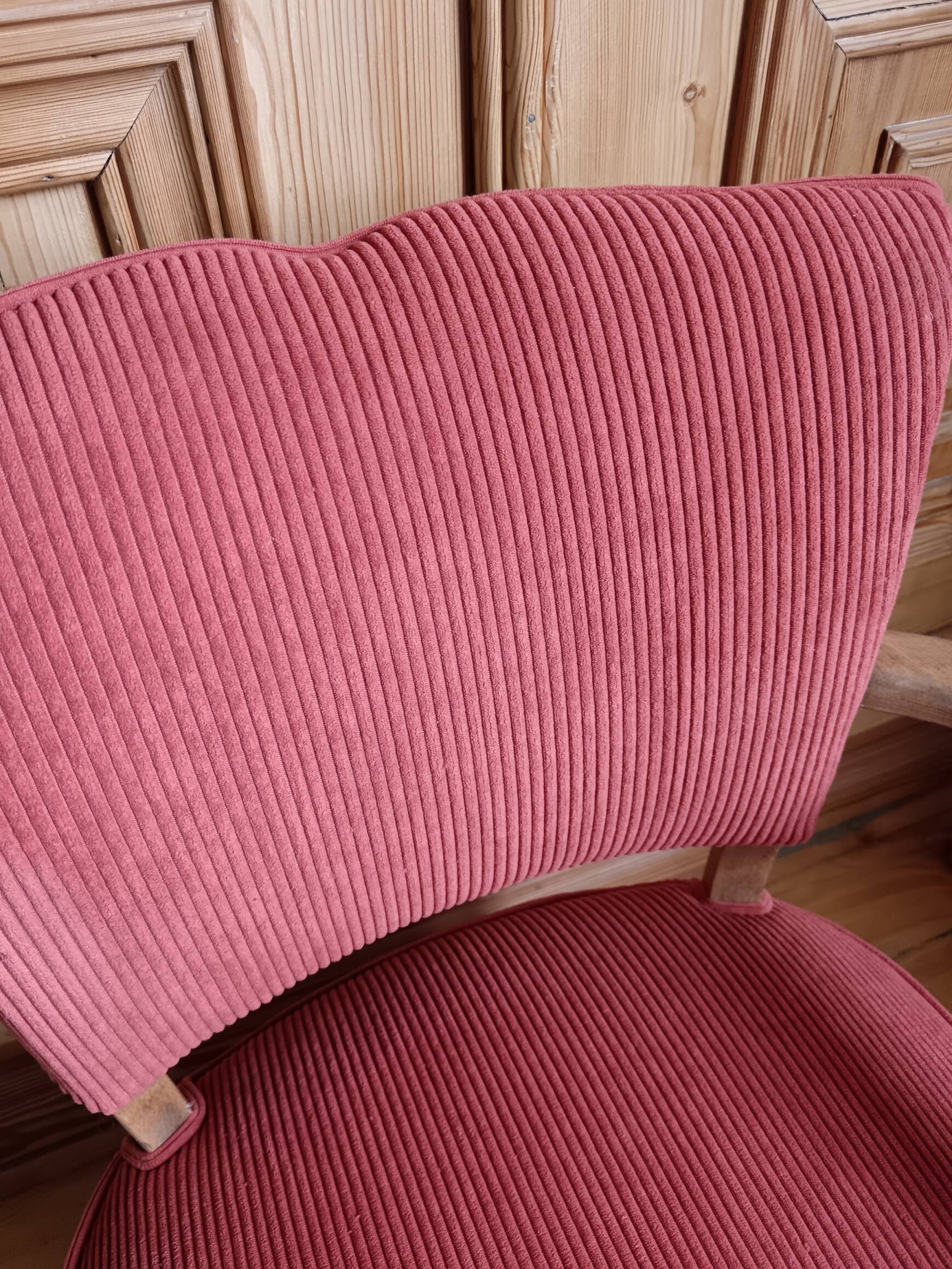 Refurbished bridge chair in red velvet