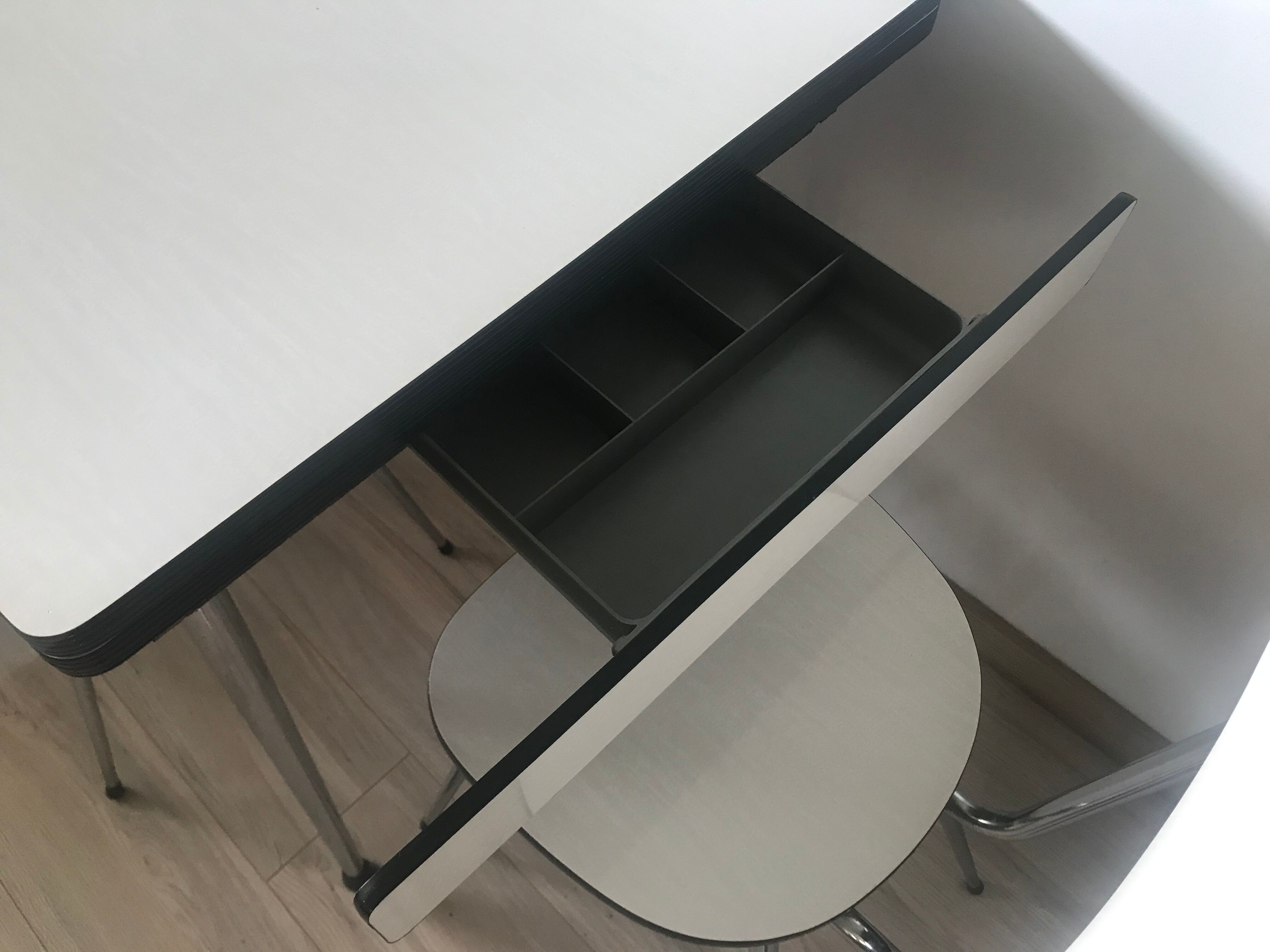 Table and its 3 Formica chairs