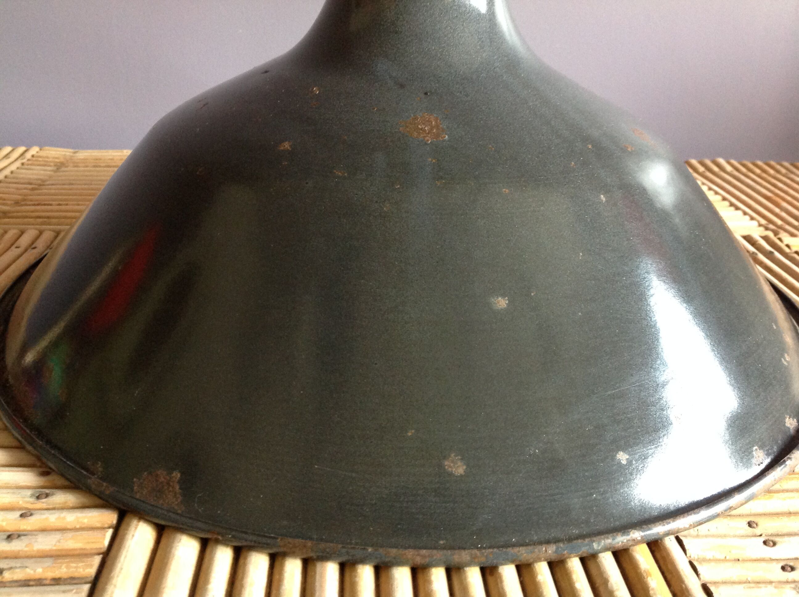 Black enamelled bowl suspension