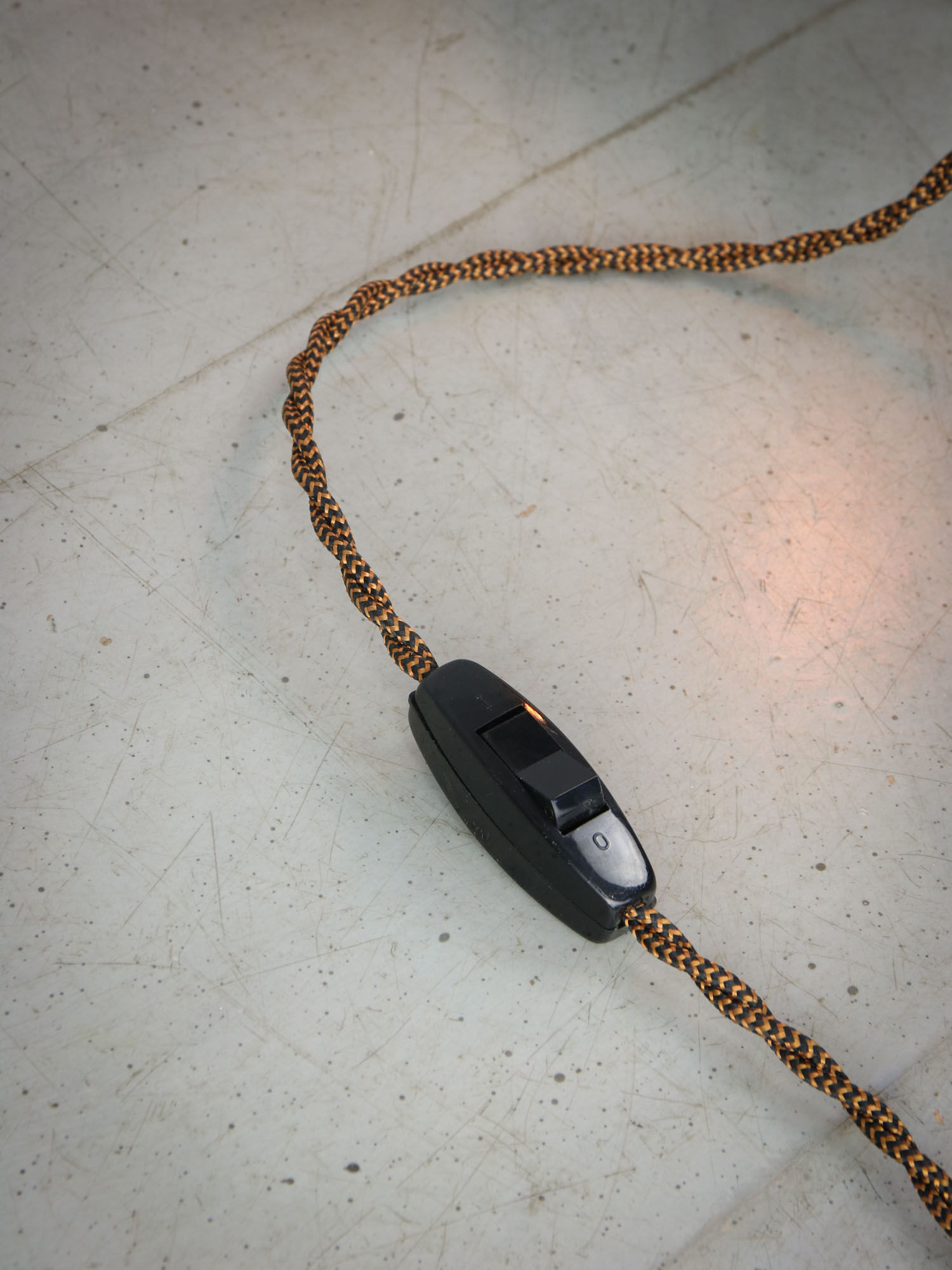 Lampe de table italienne en laiton et opaline du milieu du siècle