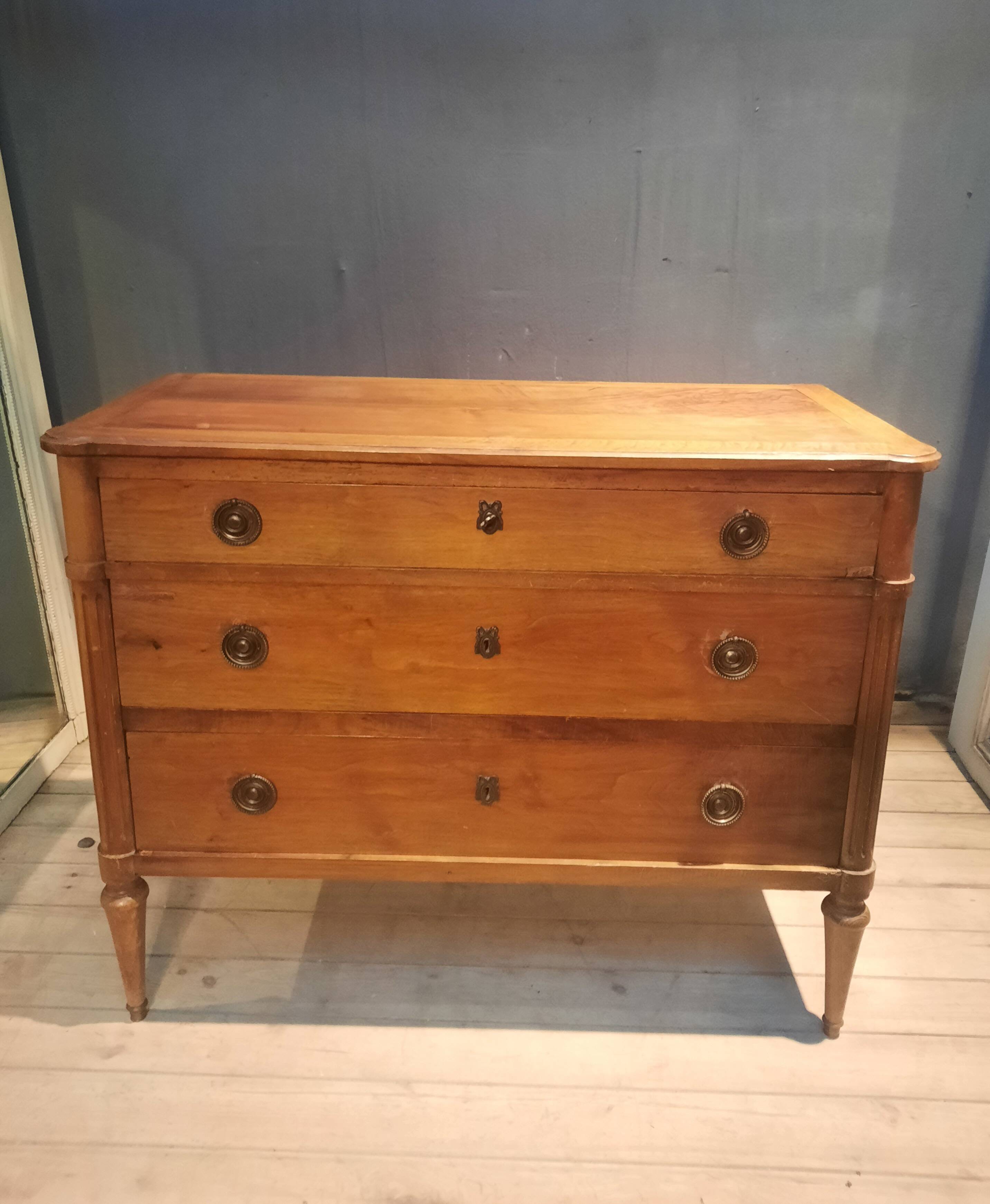 Commode style Louis XV I à trois tirroirs