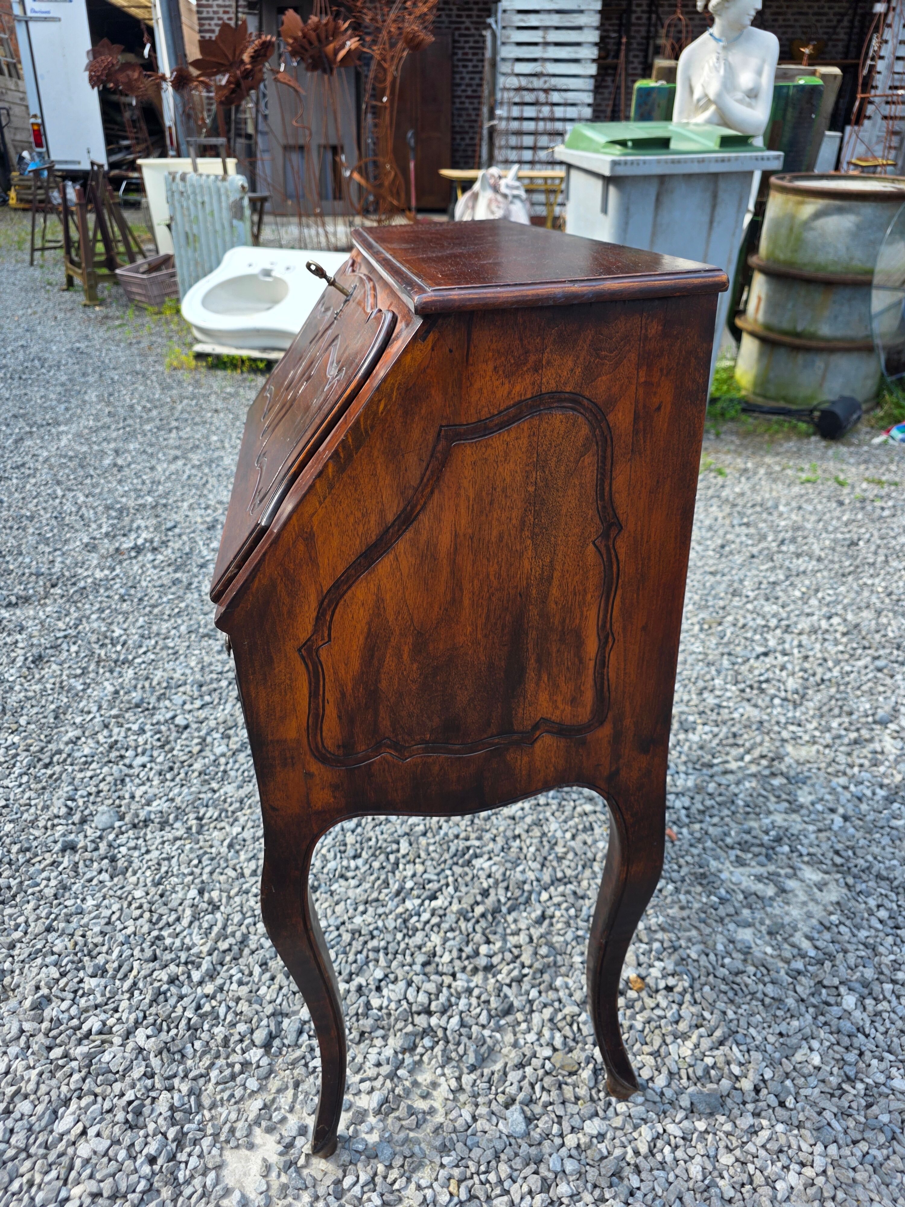 Curved donkey desk in walnut (secretary)