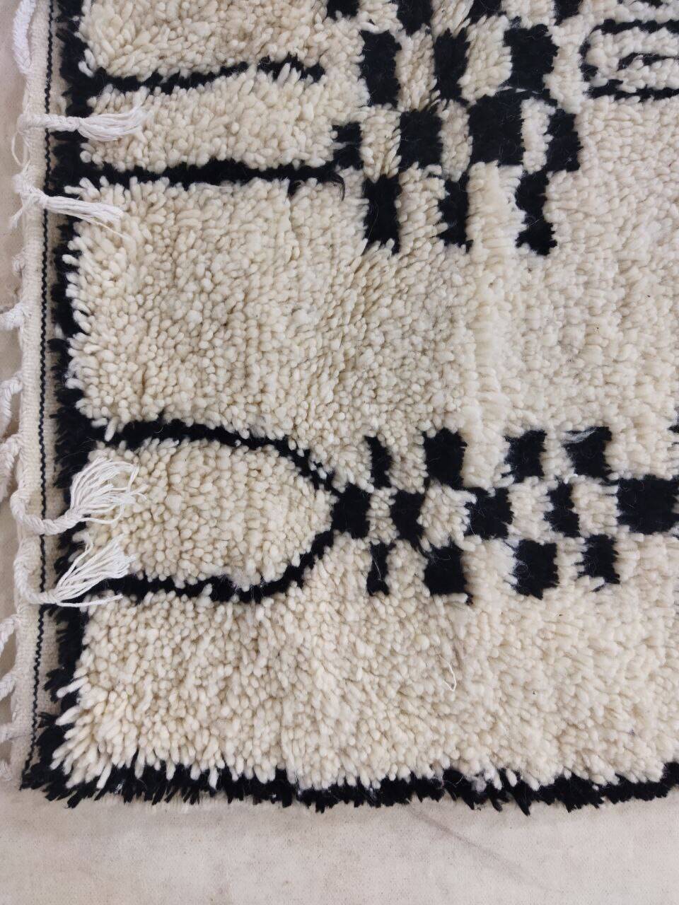 Handmade moroccan berber rug 278 x 150 cm