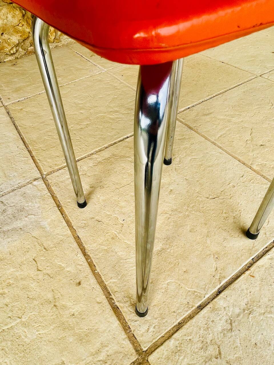 Tabouret vintage skaï orange et pieds chrome circa 70s
