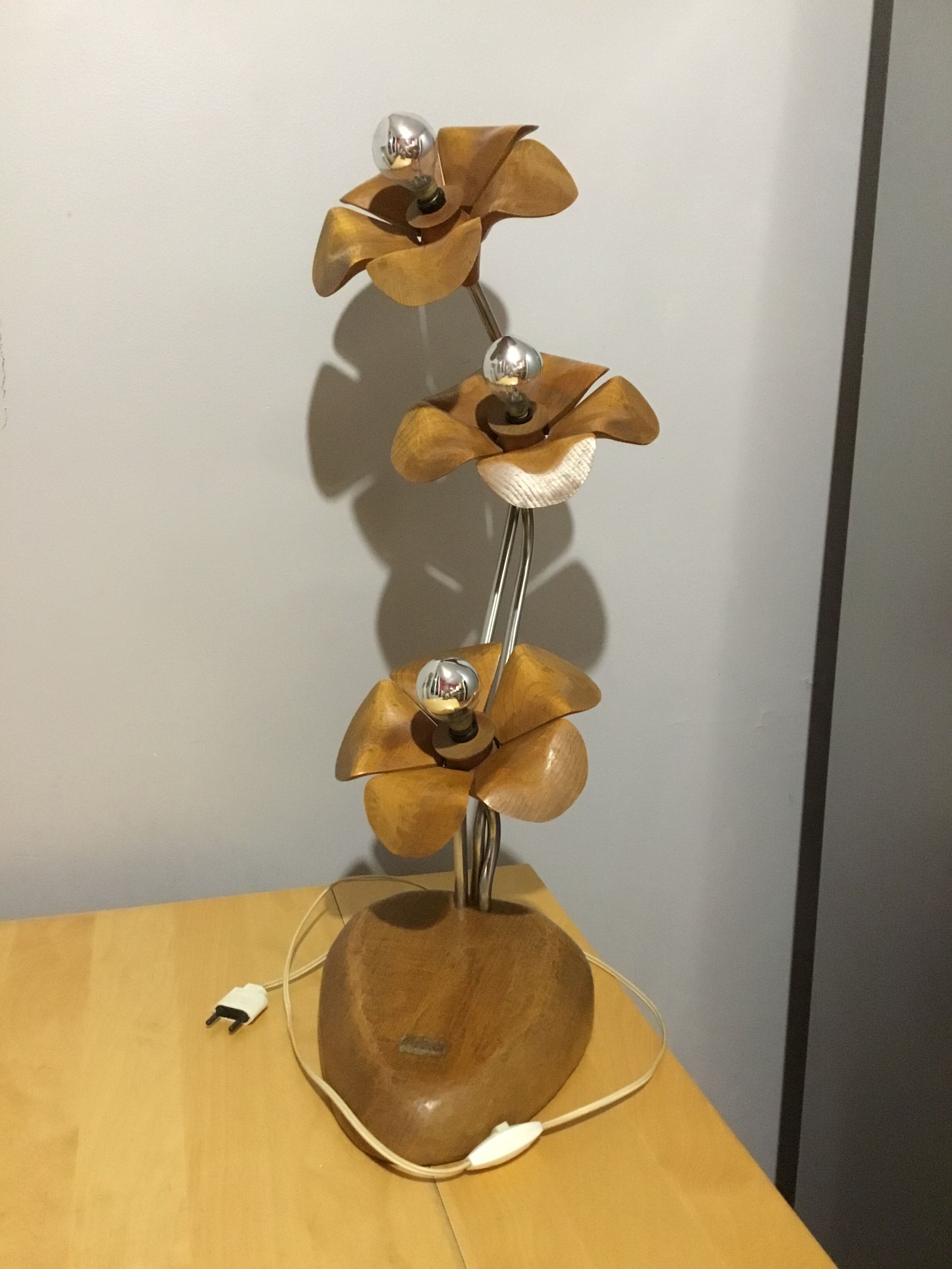 Wooden flower lamp