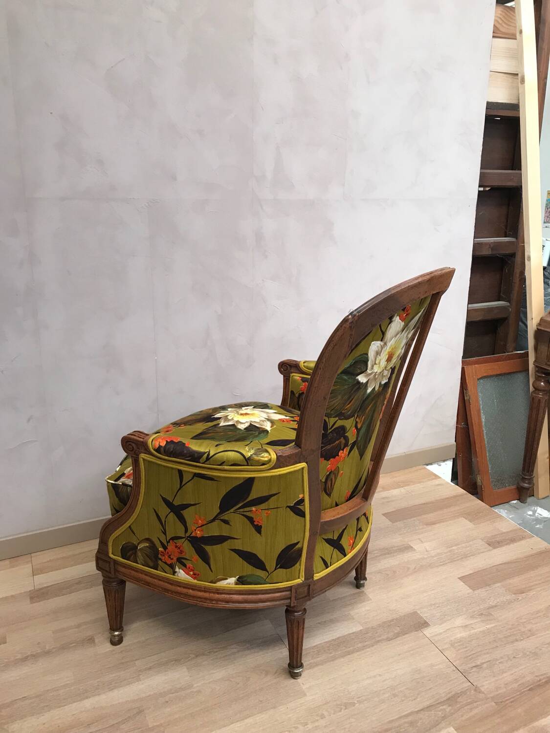 Fauteuil Bergère à coussin de style louis XVI retravaillee