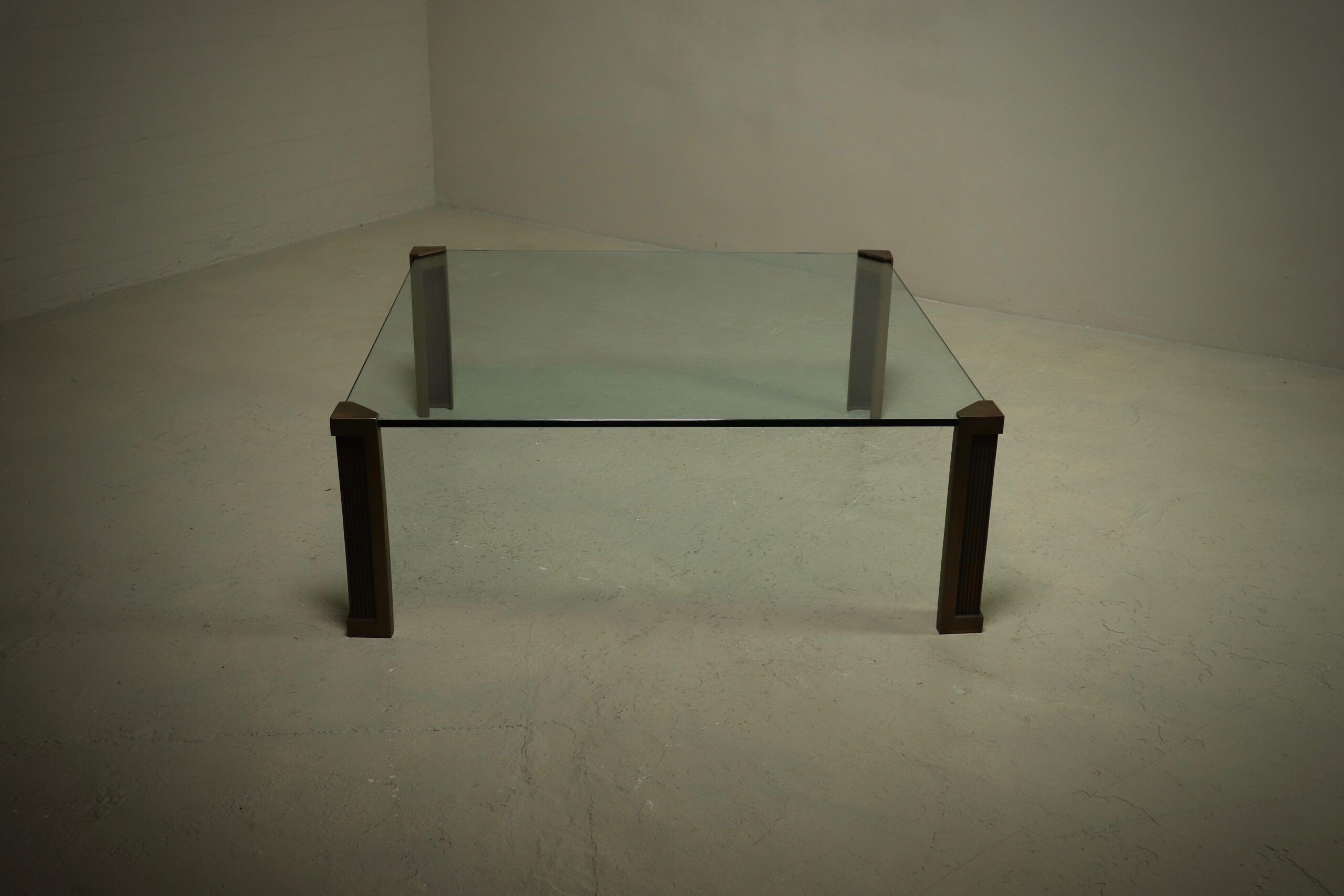 Grande table basse monumentale modèle T14 par Peter Ghyczy années 1970