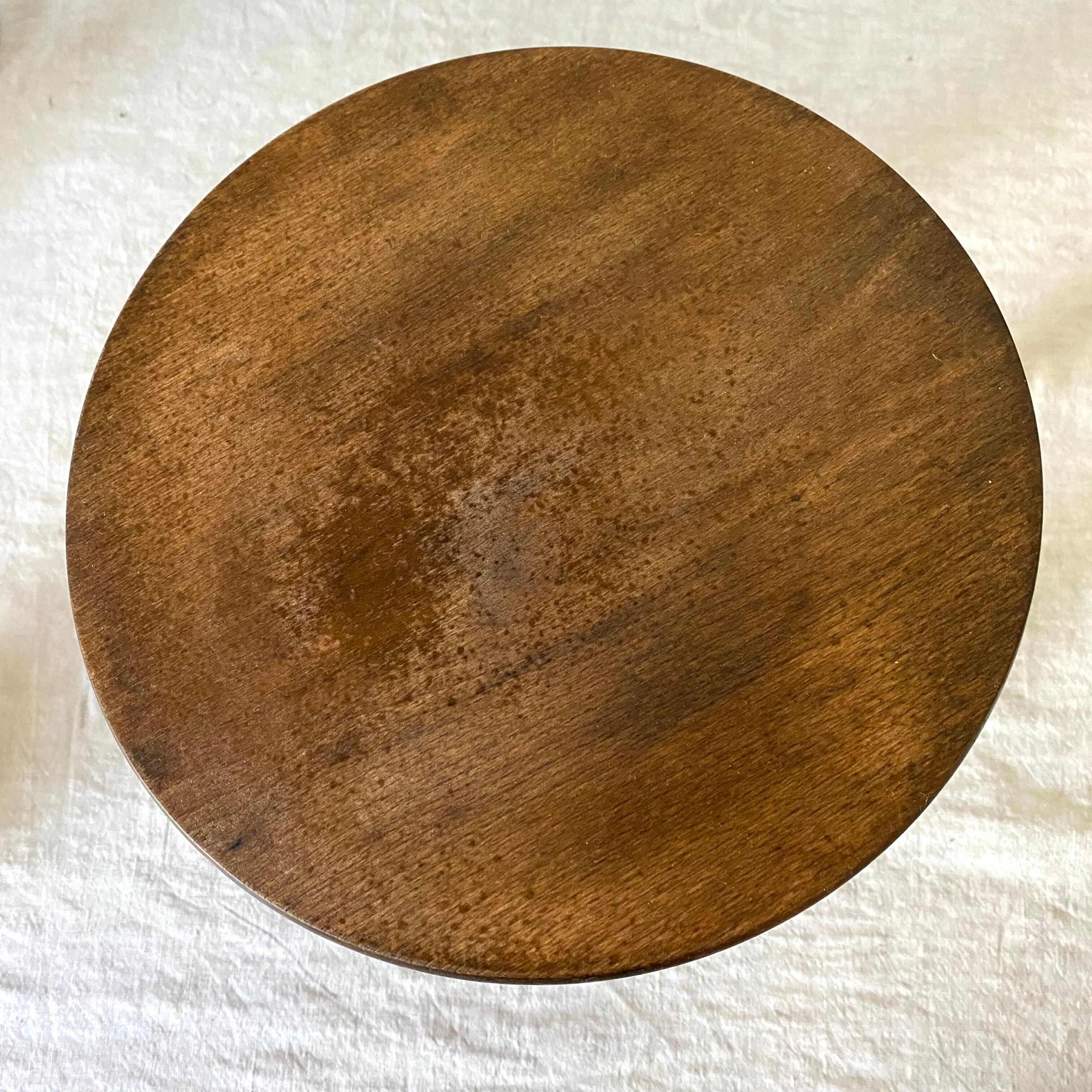 Tripod stool twisted feet