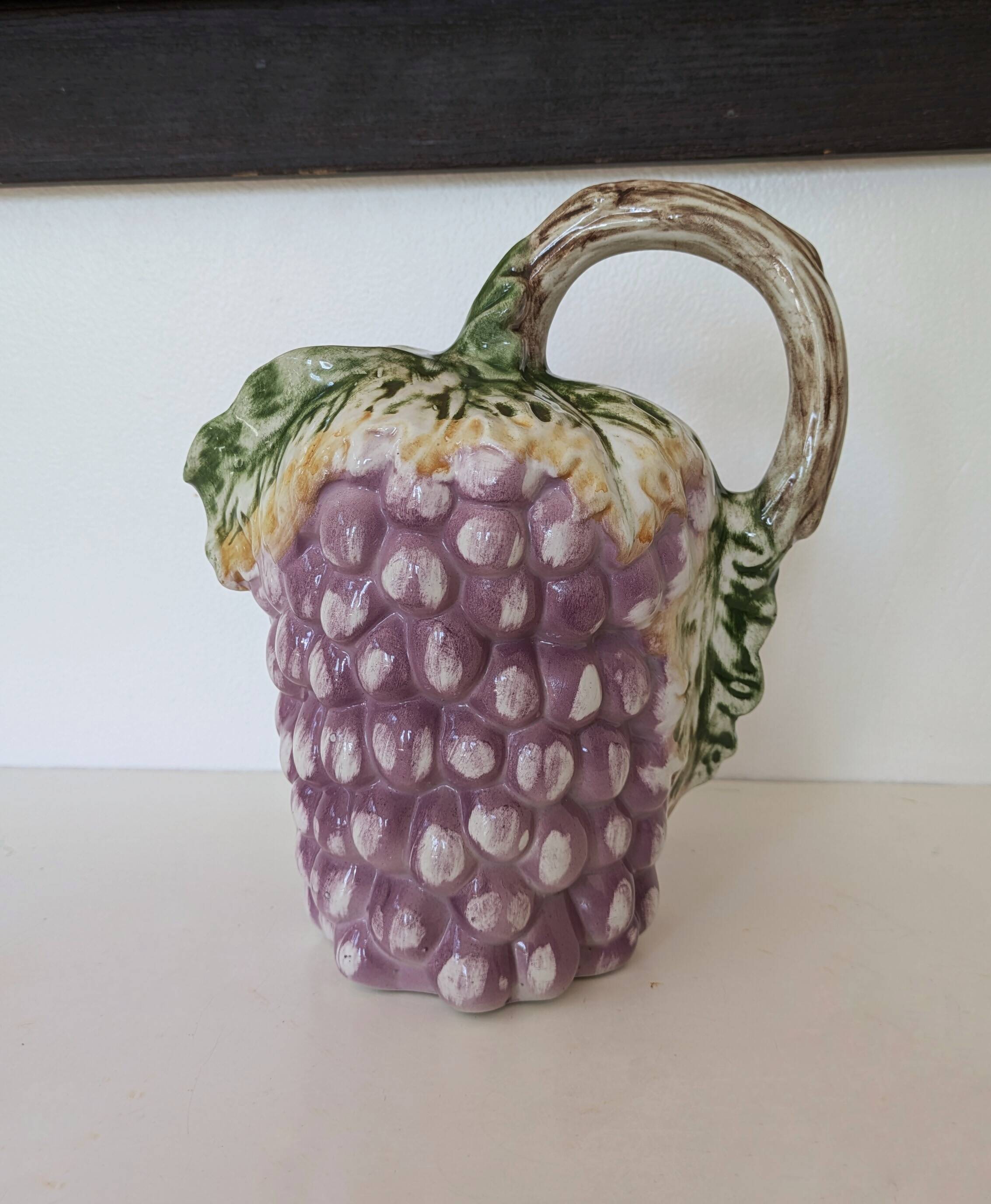 Pichet vintage en barbotine grappe de raisin violette
