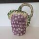 Pichet vintage en barbotine grappe de raisin violette