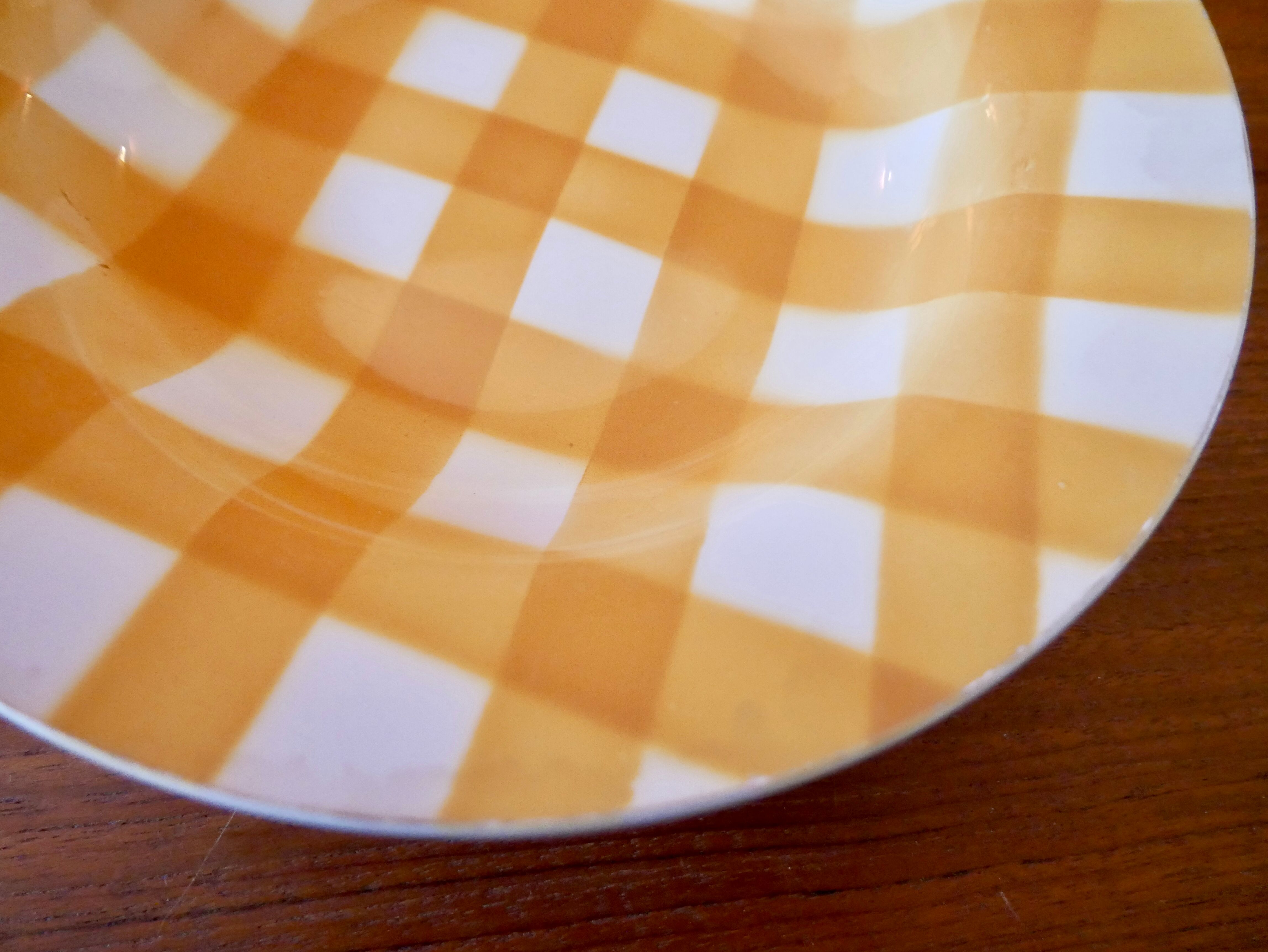 6 hollow plates with yellow and white checkered