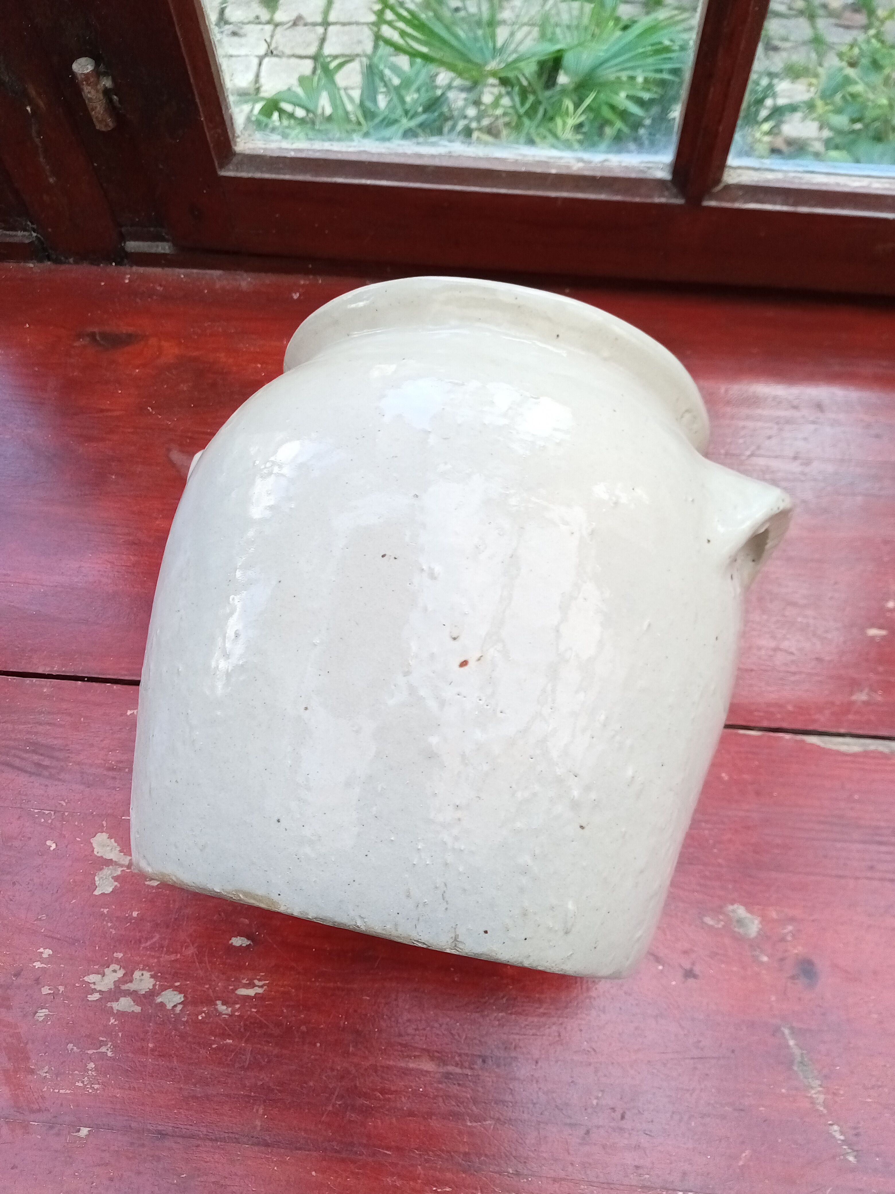 Off-white sandstone pot