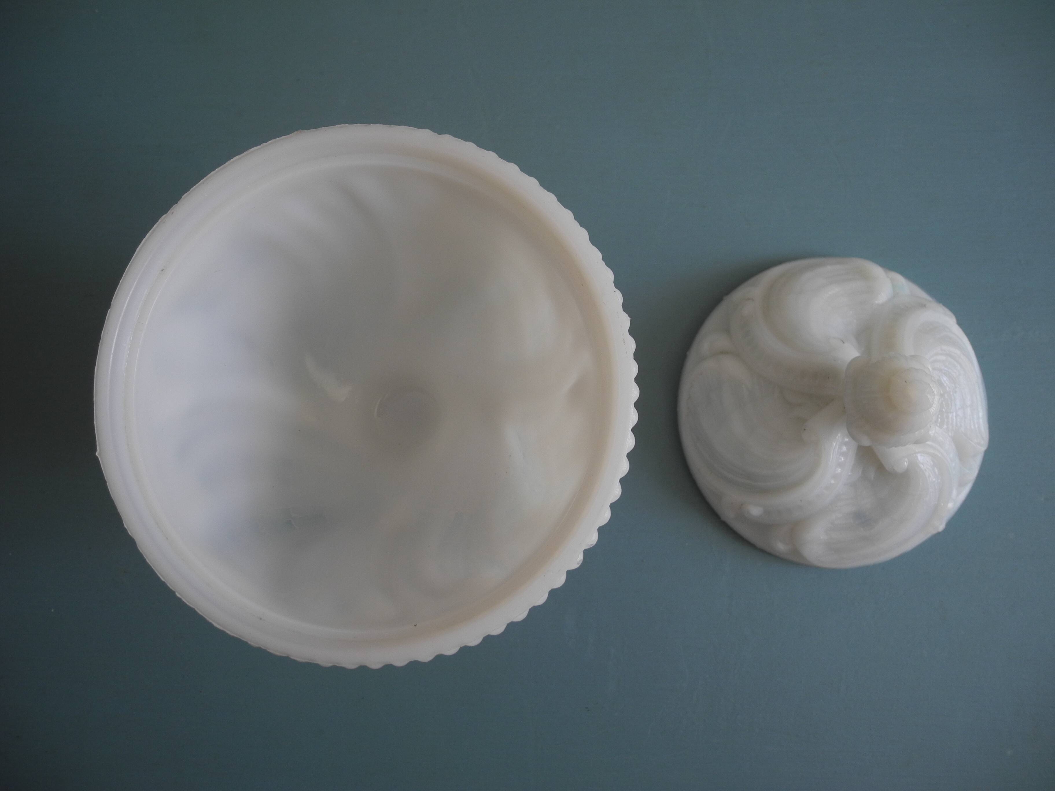 Sucrier, drageoir style Louis XV en opaline de Portieux