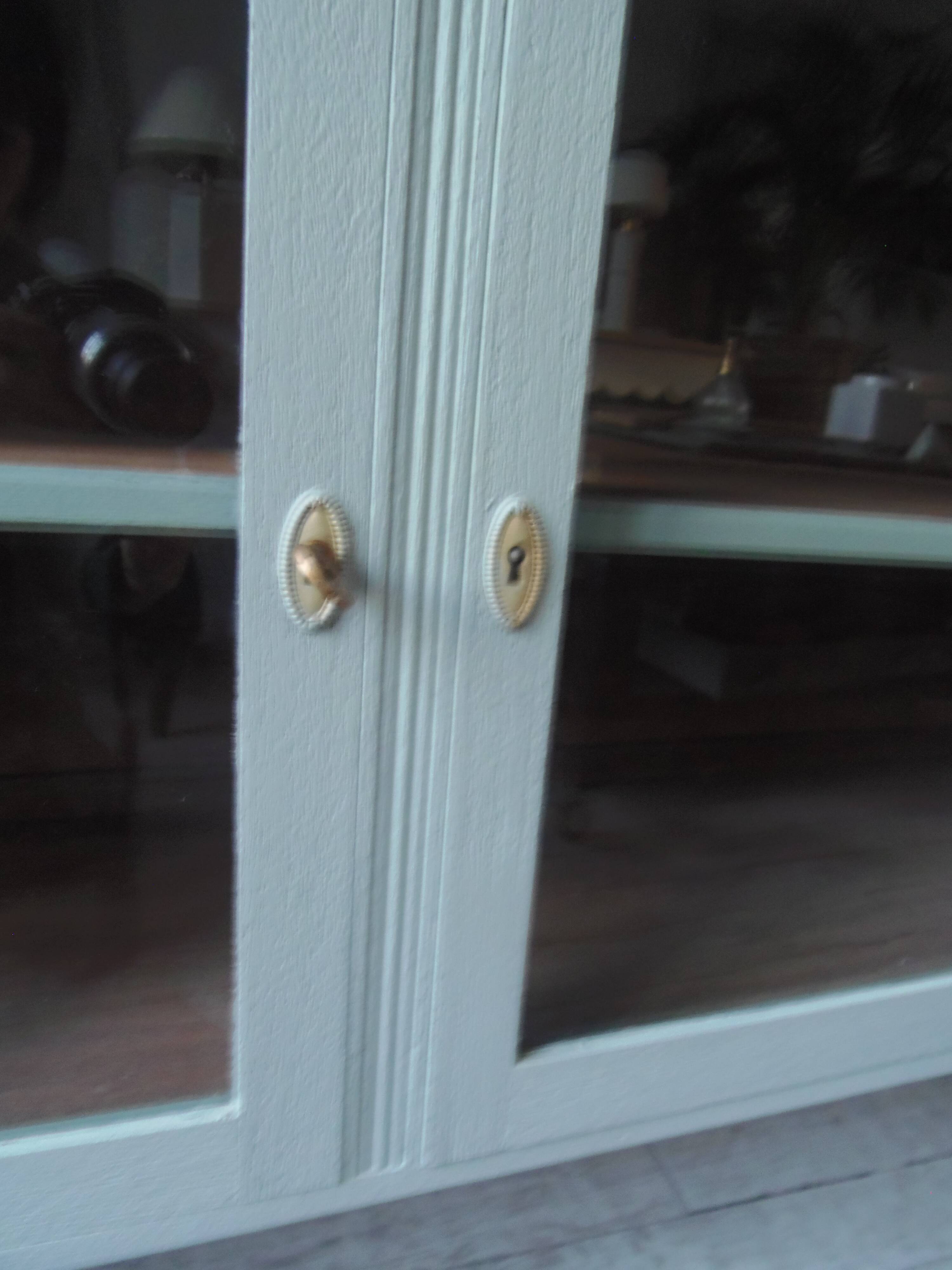 Buffet, desserte vintage réenchanté en vert de gris, plateau  bois.