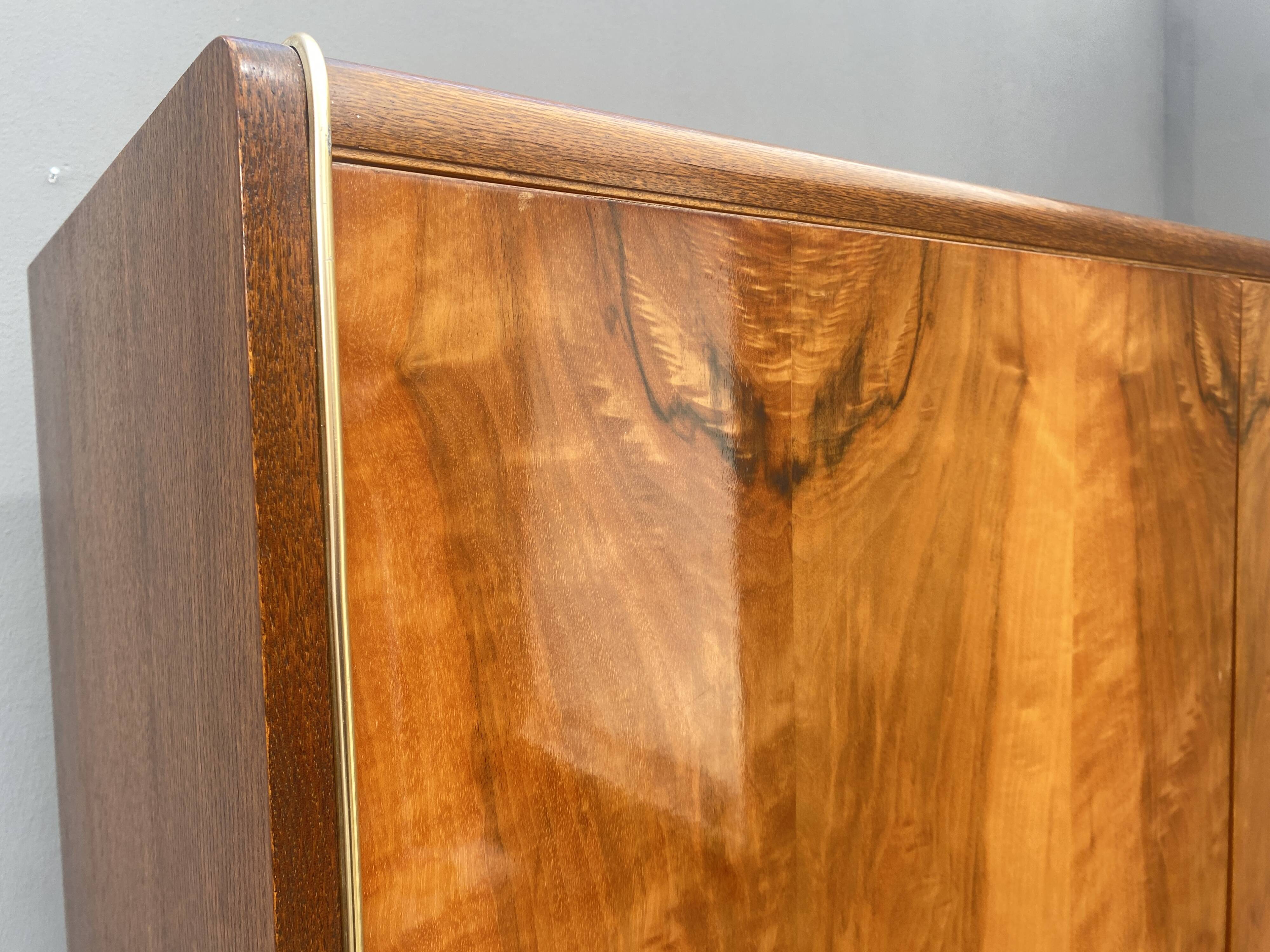 Armoire en noyer de Jitona, années 1970, Tchécoslovaquie