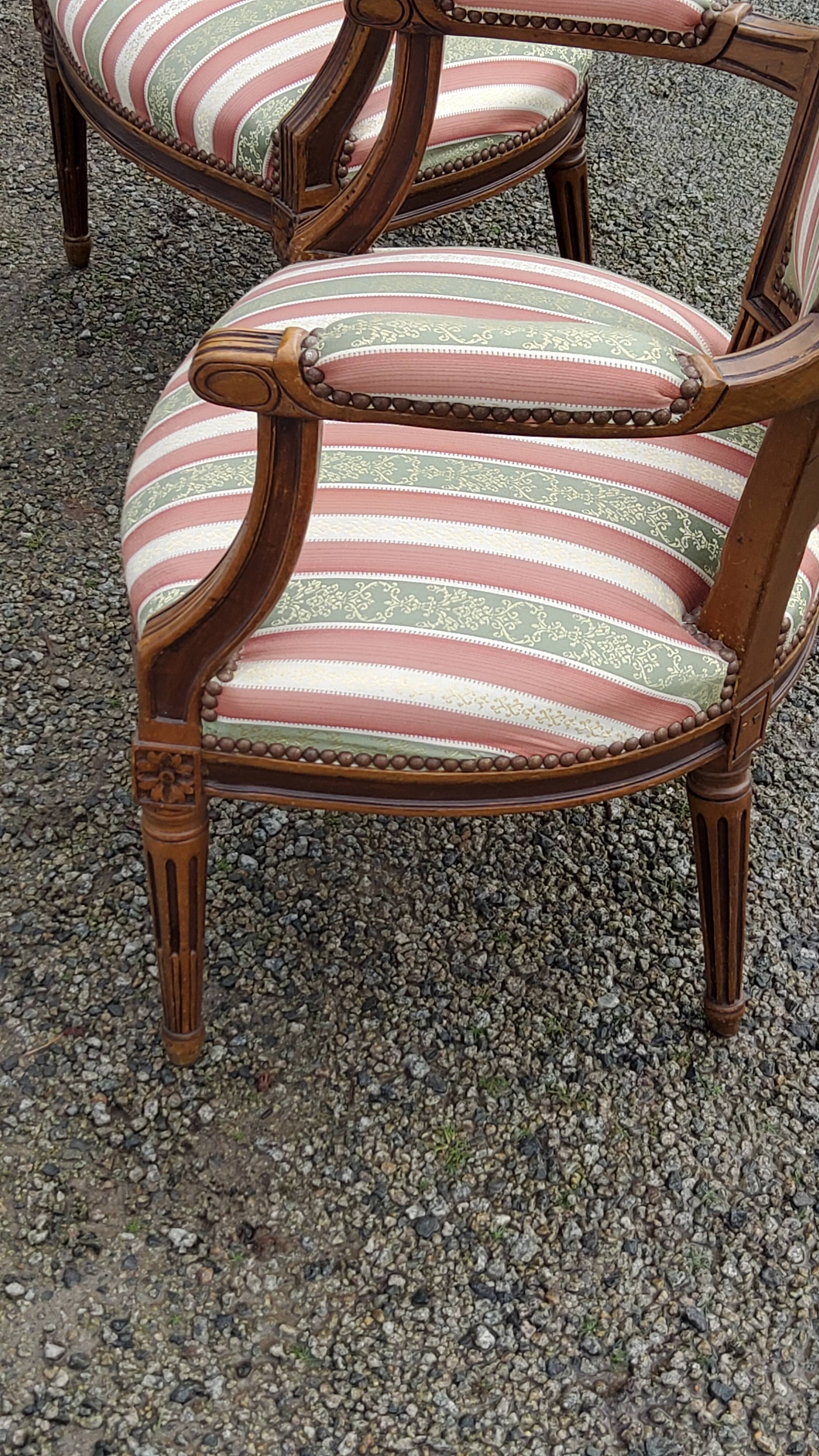 Paire de fauteuils cabriolets de style Louis XVI