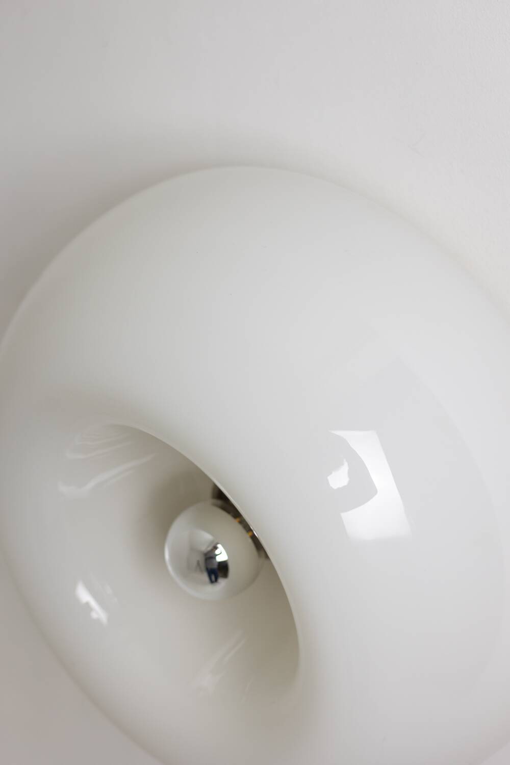 Castiglioni. Paire d’appliques en verre opalin. 20e siècle.