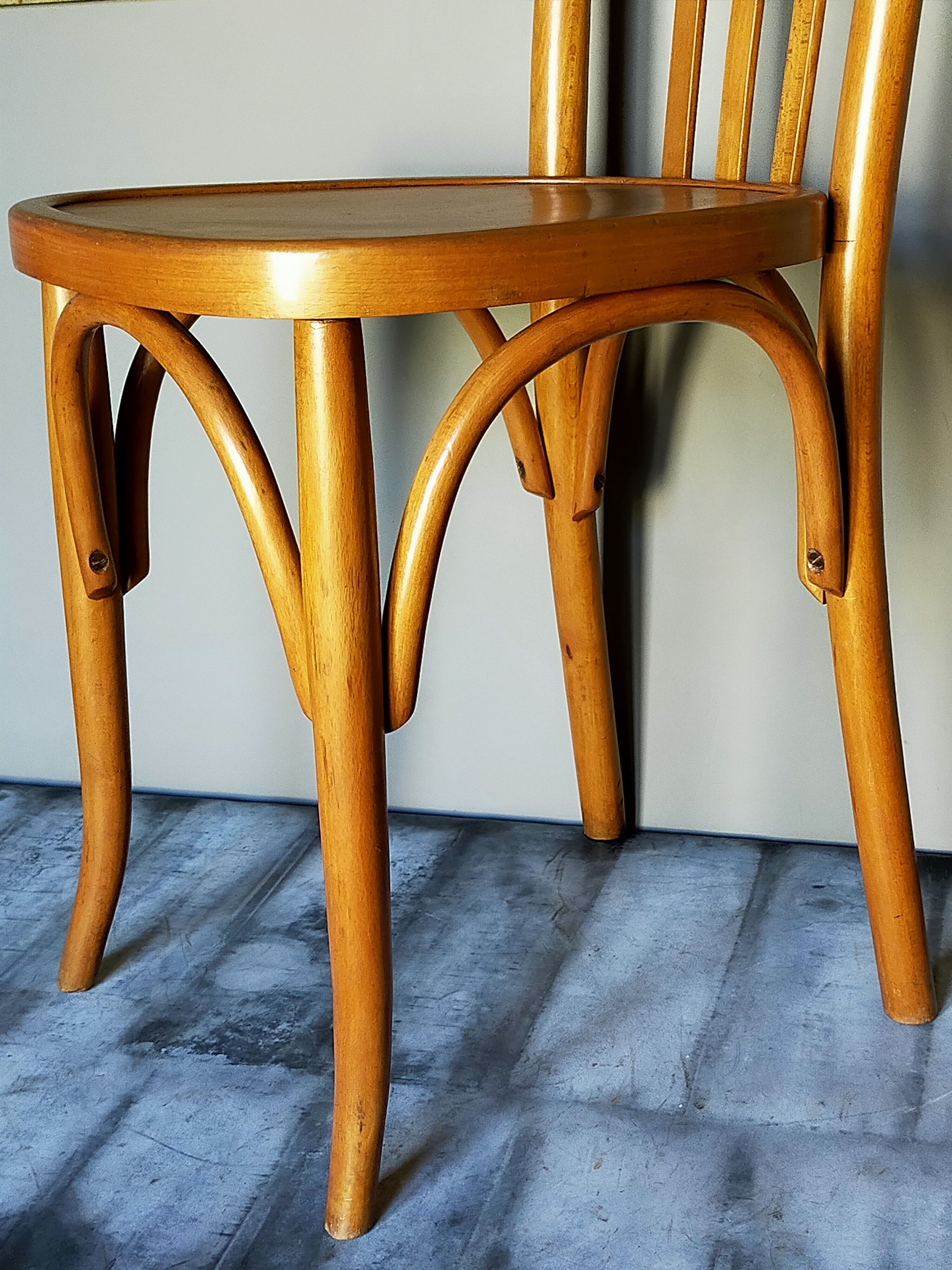 Mahieu curved wooden bistro chair