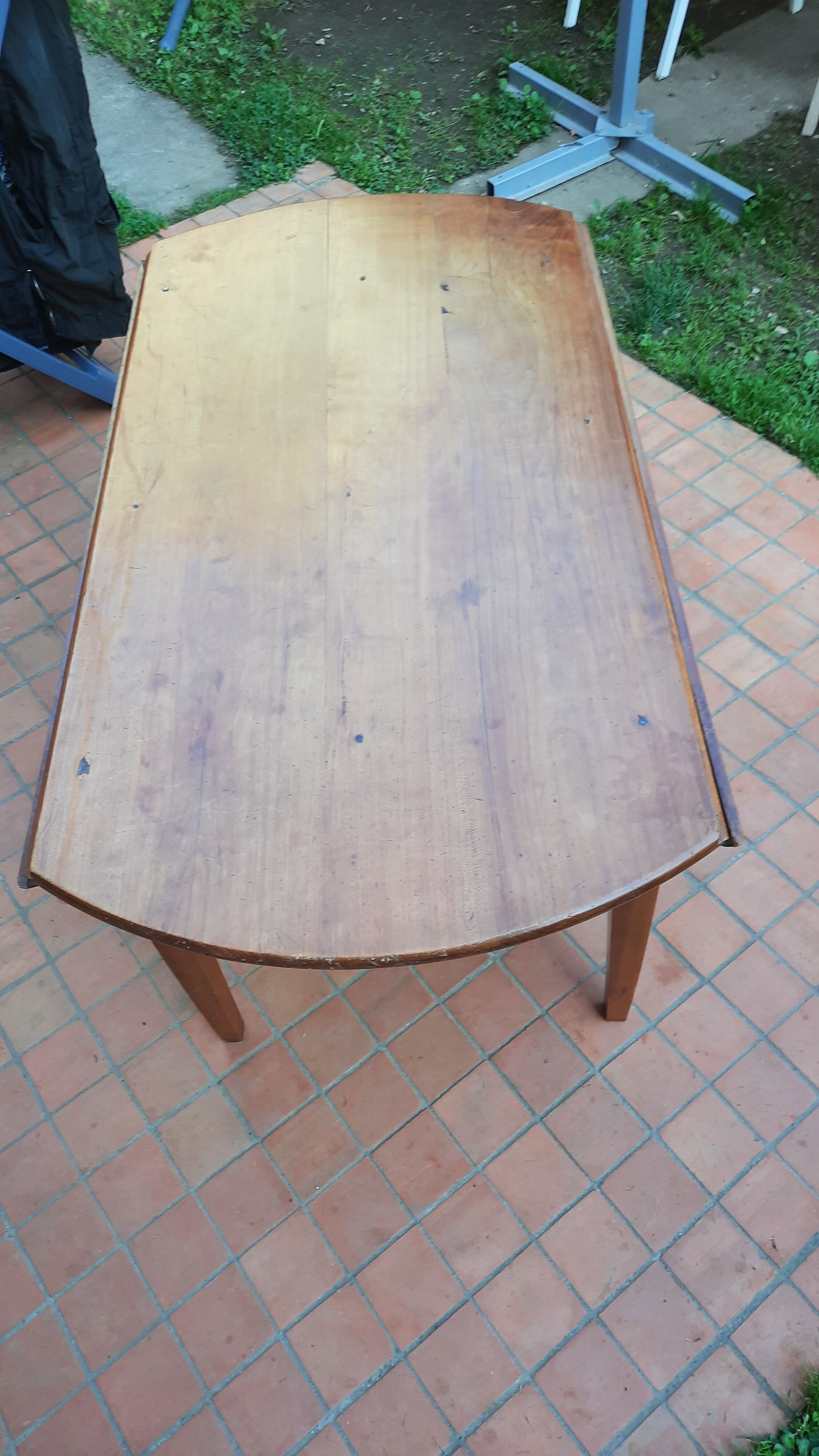 Cherry shutter table