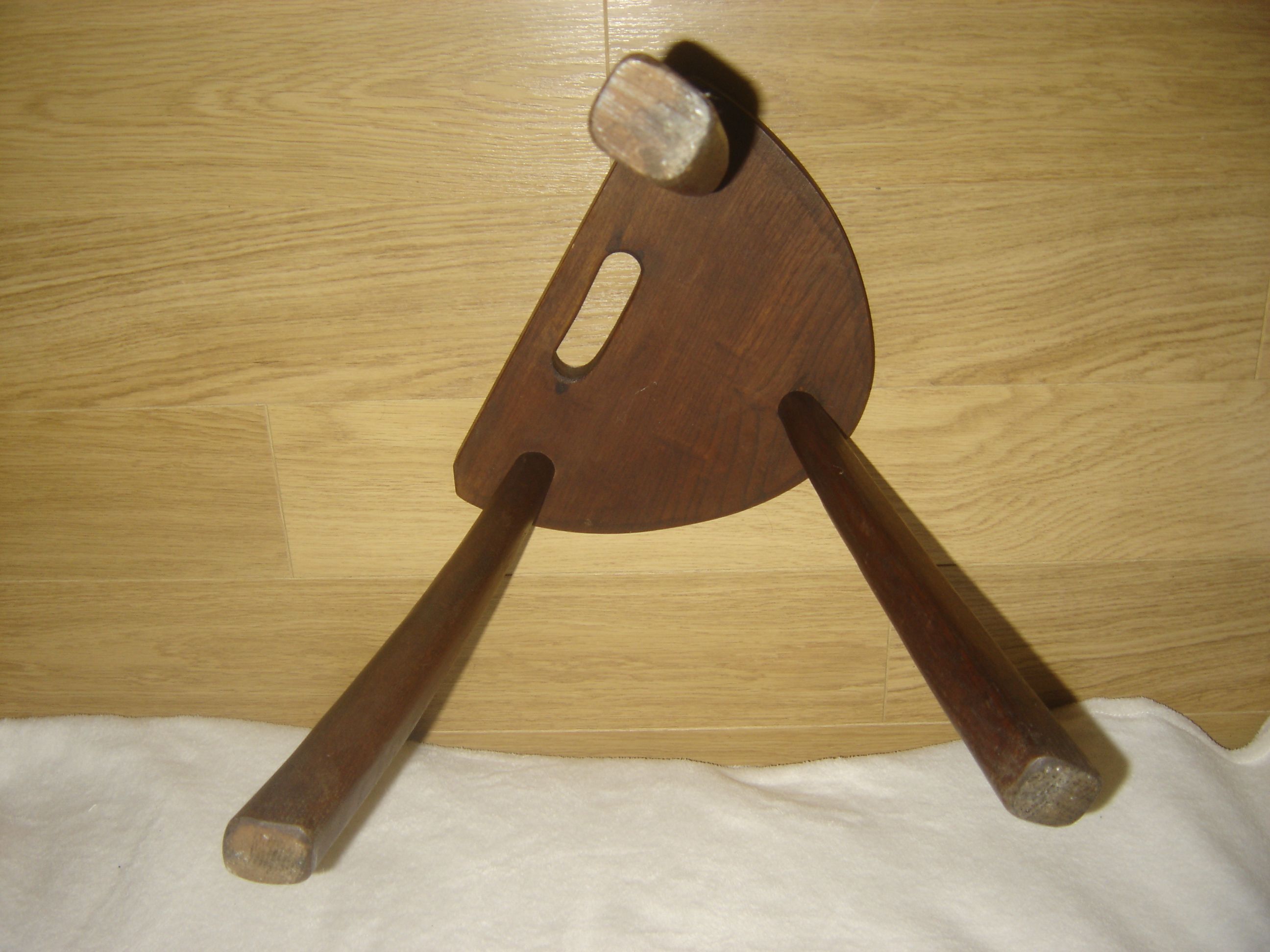 Tabouret en bois tripode