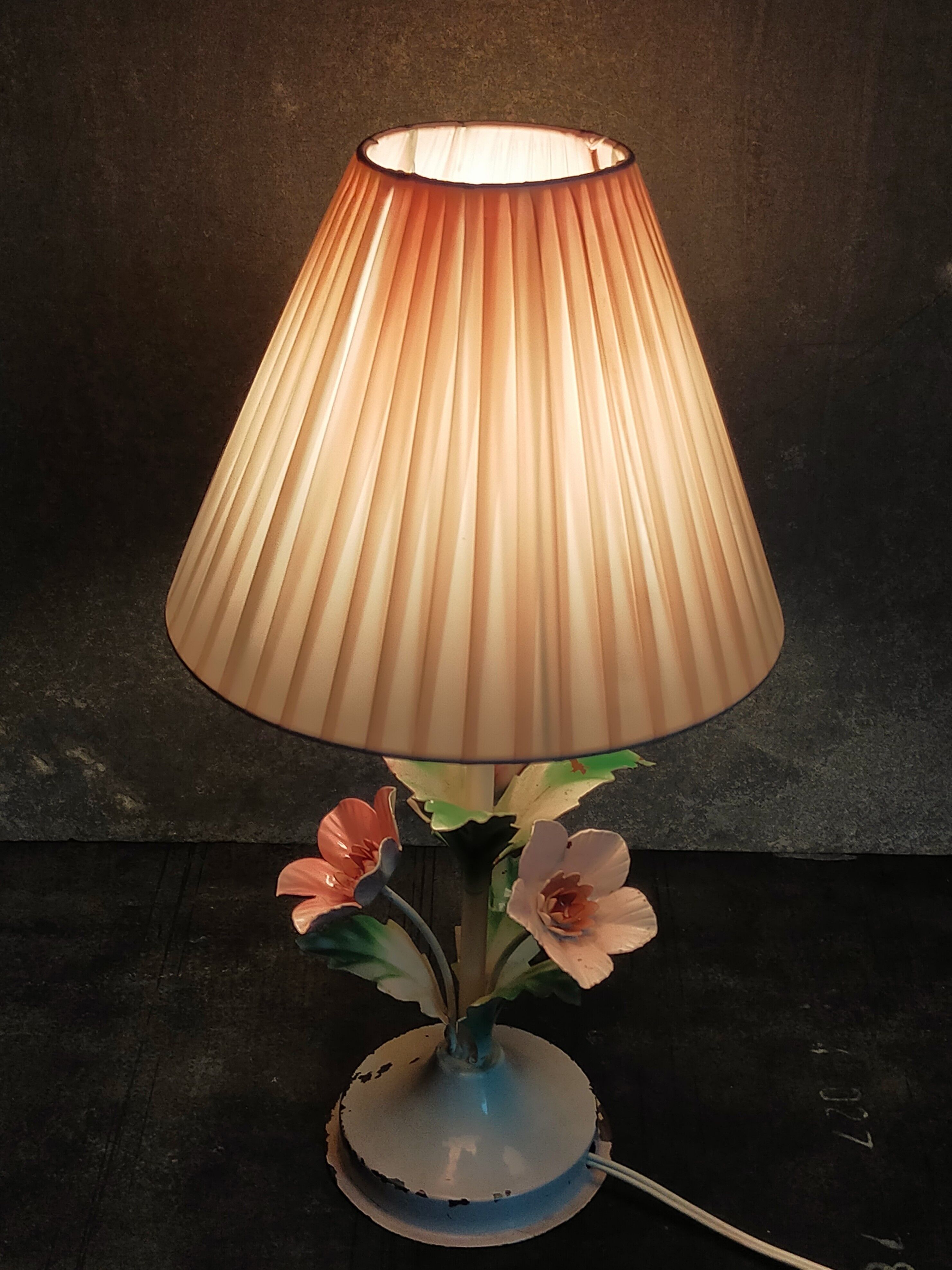 Bouquet lamp to table in vintage painted sheet vinyl lampshade