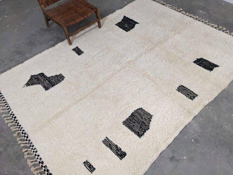Beni Ourain carpet from the Atlas, made with traditional artisanal craftsmanship.
