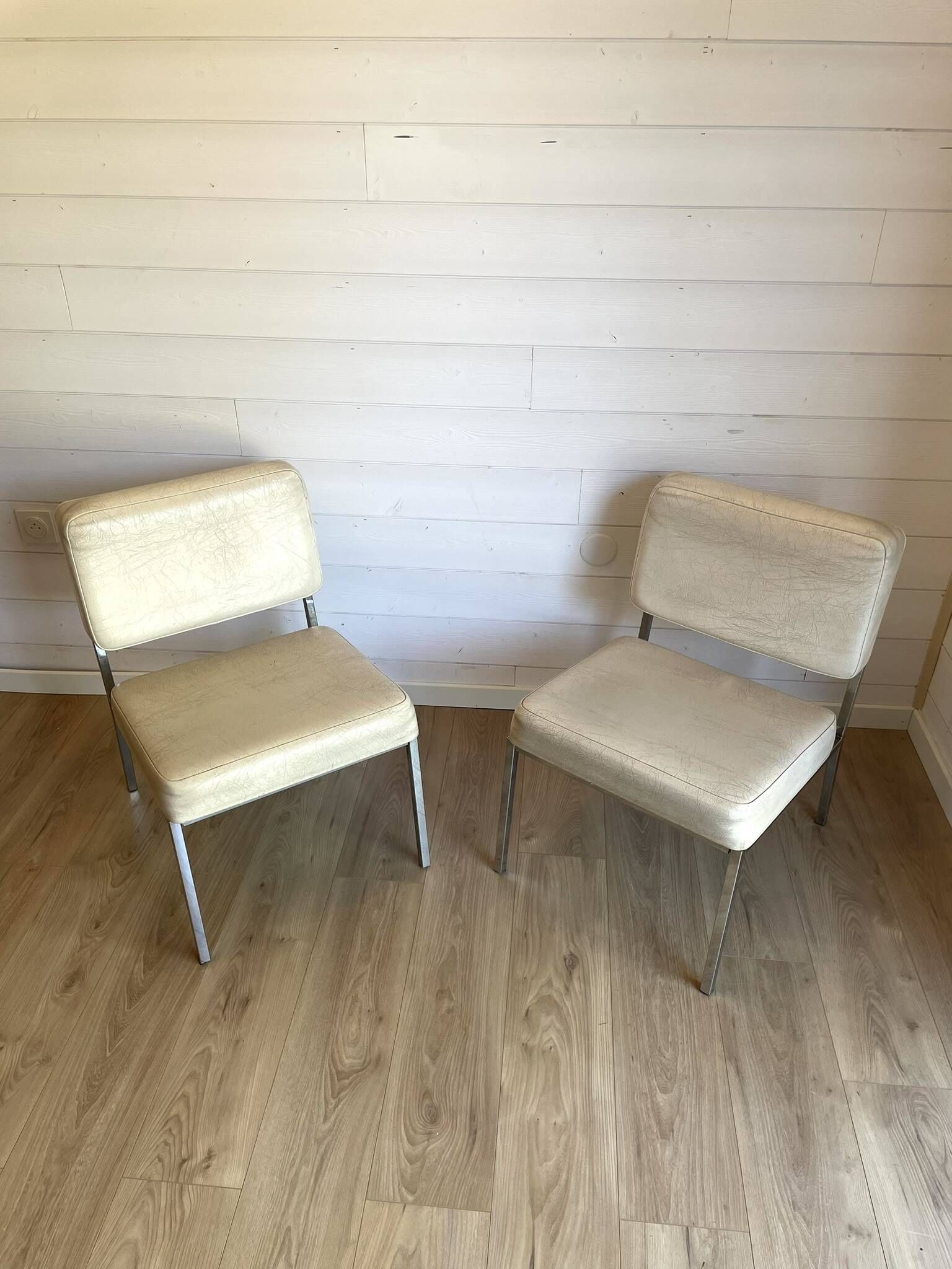 2 vintage chairs in white faux leather and chrome tube - Mid-Century 70s design