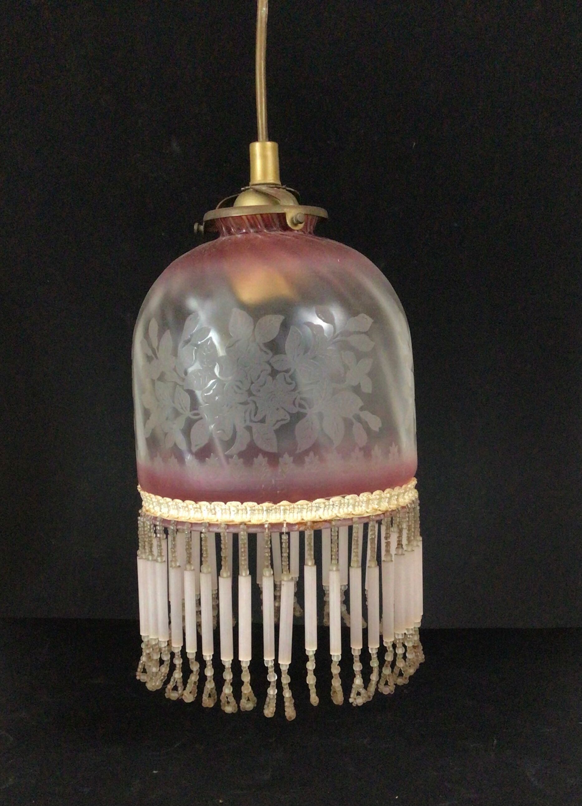 Suspension Art deco en verre et perles