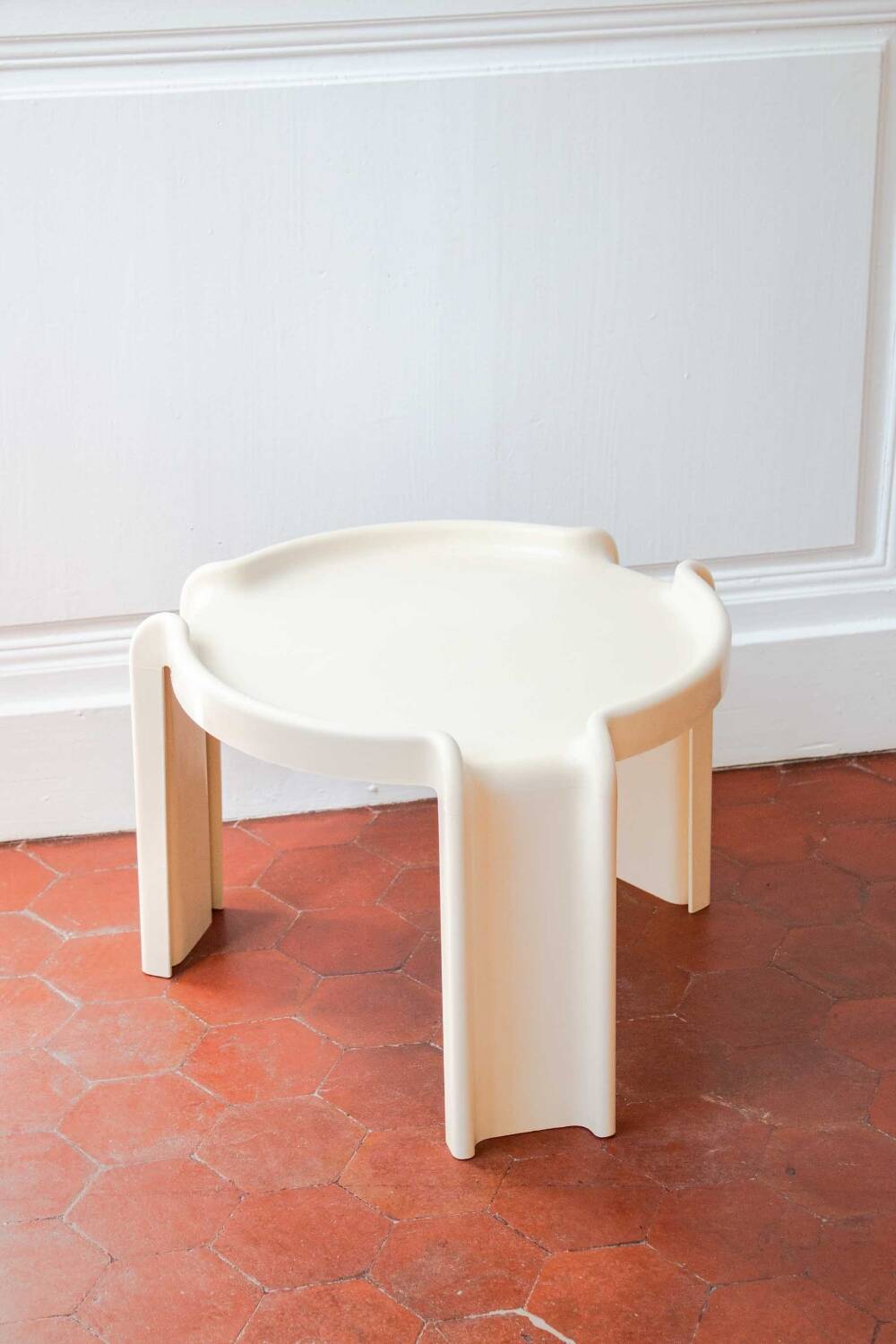 Kartell 4905 beige coffee table design by Giotto Stoppino