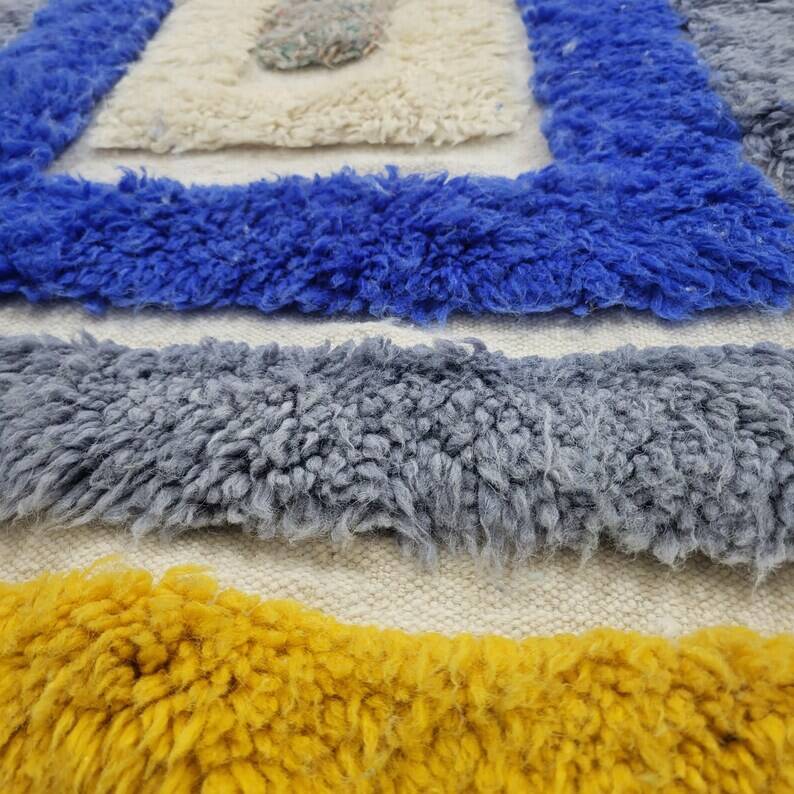 Off-white Moroccan rug with geometric patterns, 250cm x 150cm