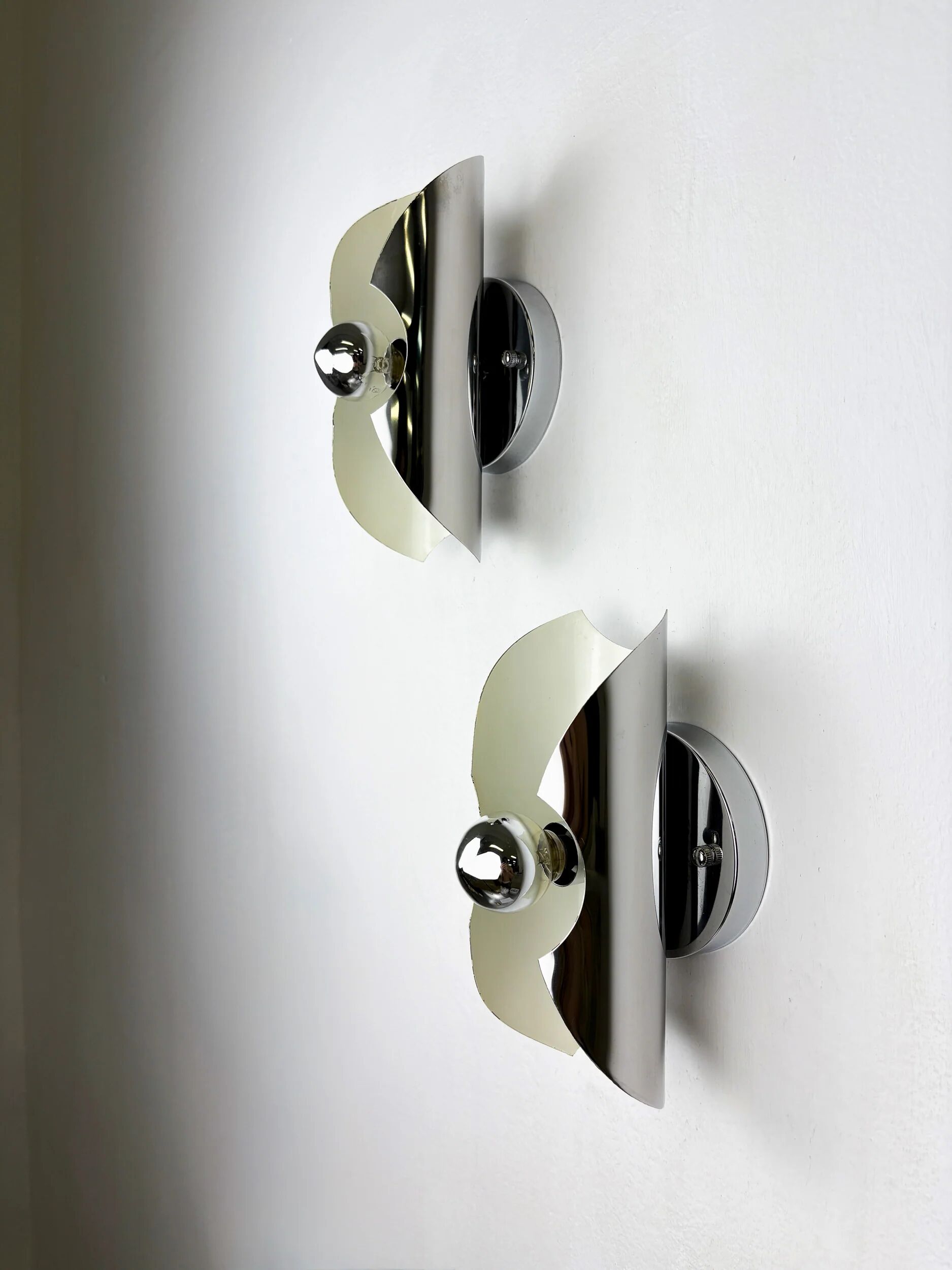 Pair of "folio" wall lights, space age, chromed metal, Italy, circa 1970s