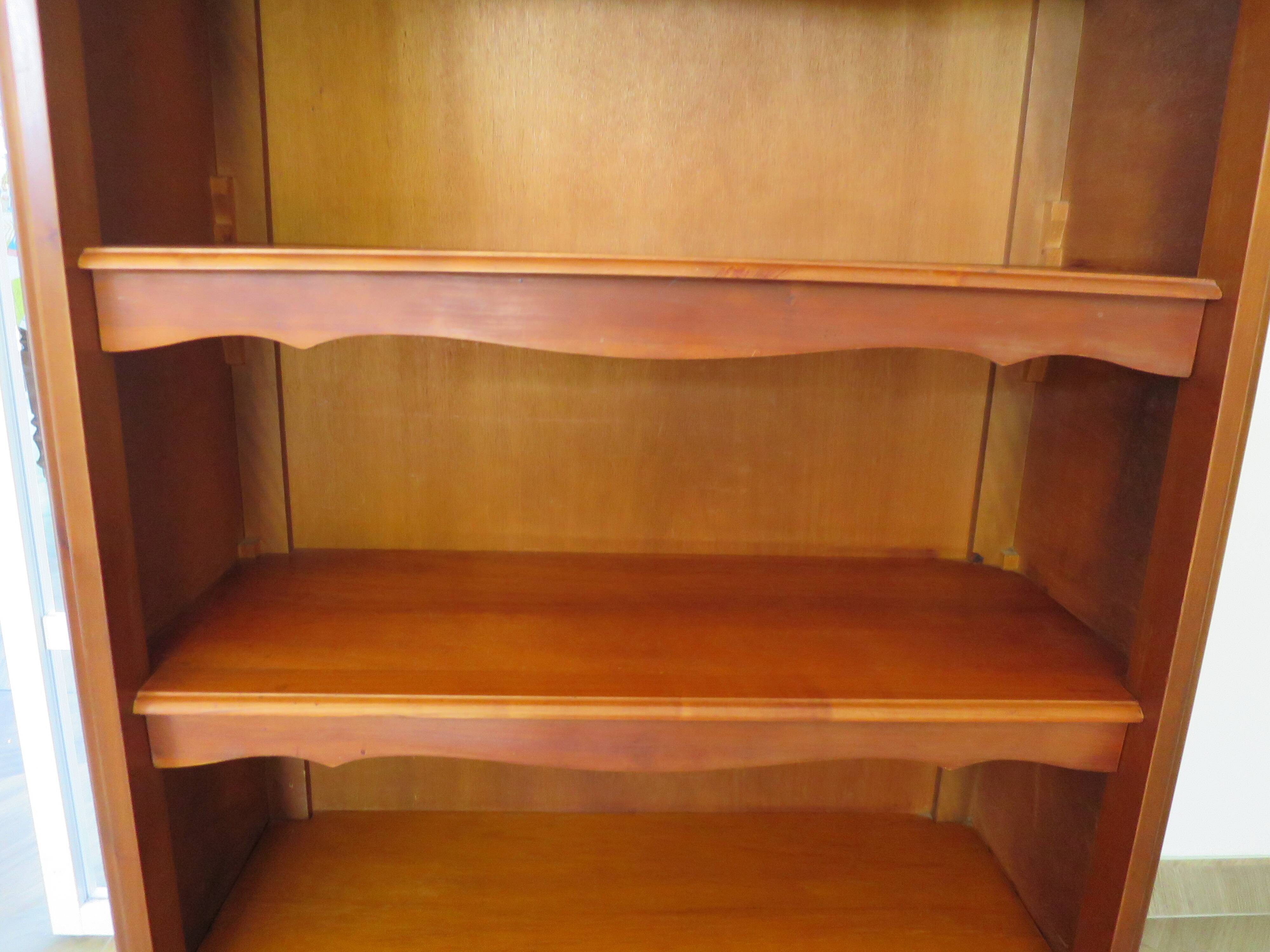 Beau bibus en merisier - 3 niveaux -Tablettes ajustables -Style Louis XV