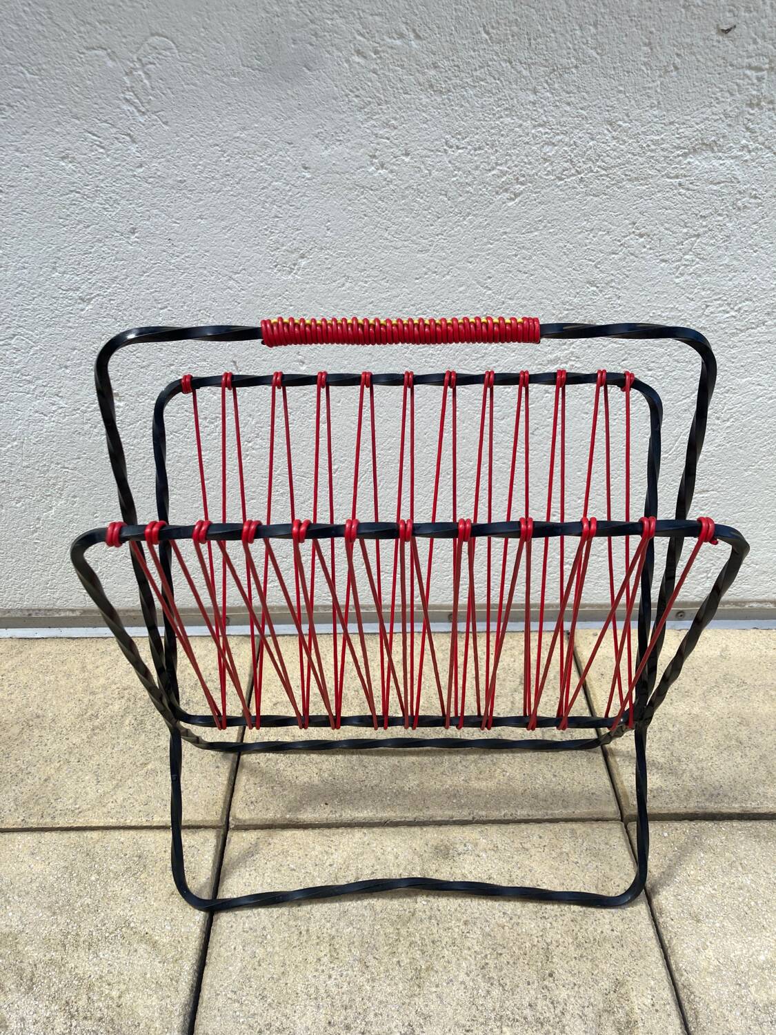 Scoubidou and wrought iron magazine rack